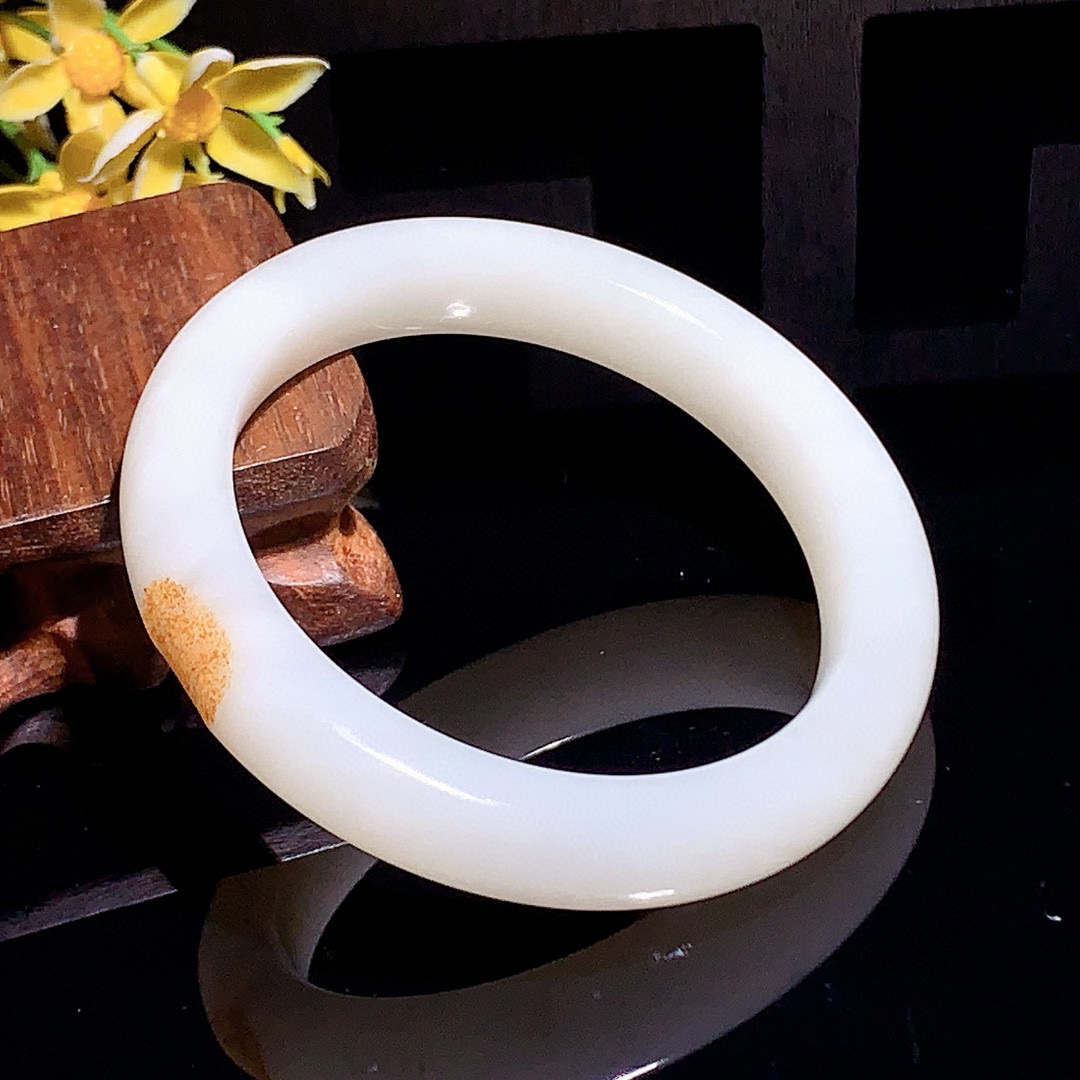 和田玉56圈口羊脂白手镯！枣红皮手镯，玉质细腻油润 底色纯净 无裂无杂 脂粉好，品质高。