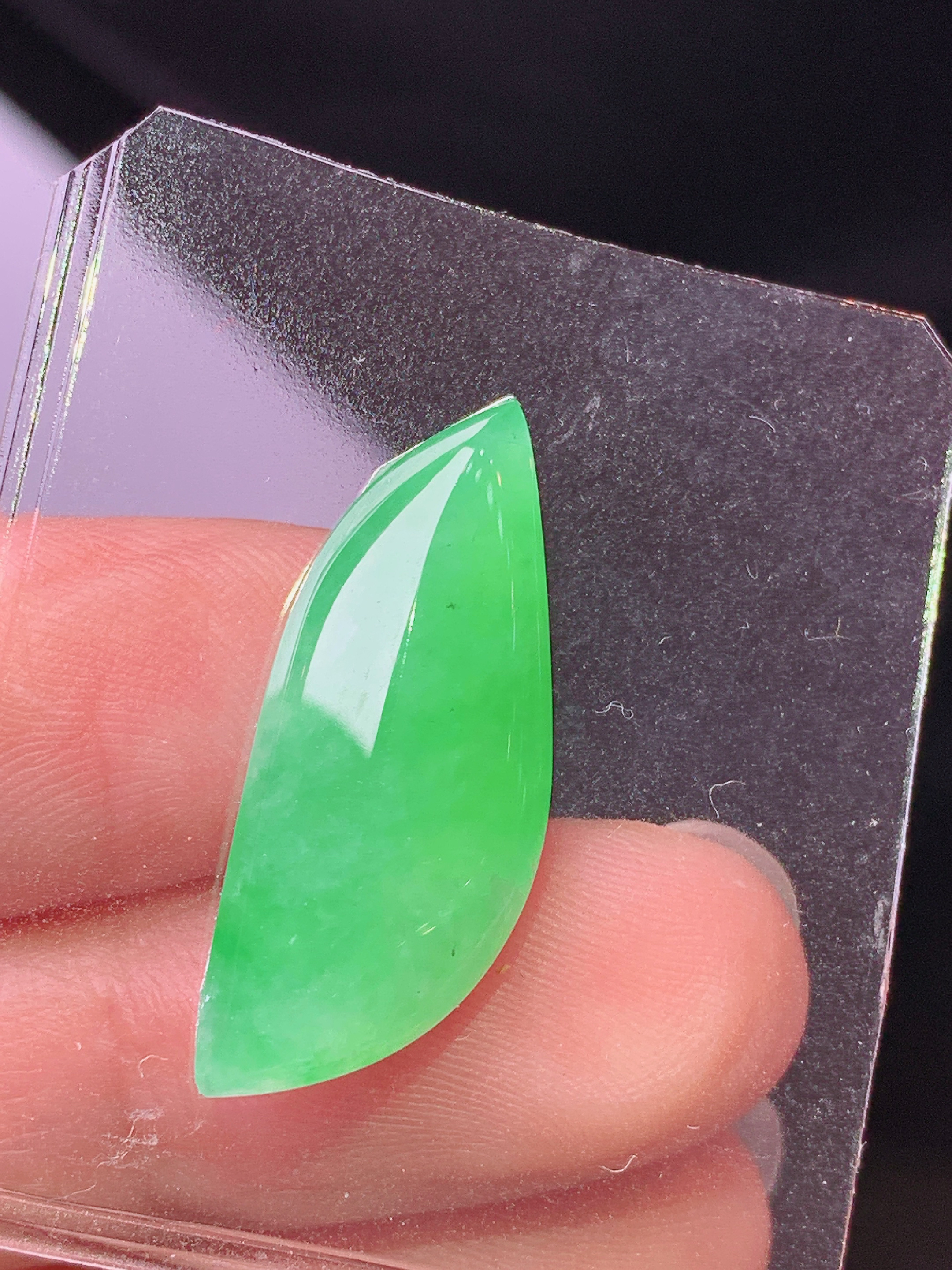 镶嵌款 冰阳绿随形吊坠 玉质细腻 色泽艳丽清新 水润亮眼 整体尺寸26*10.5*5L2