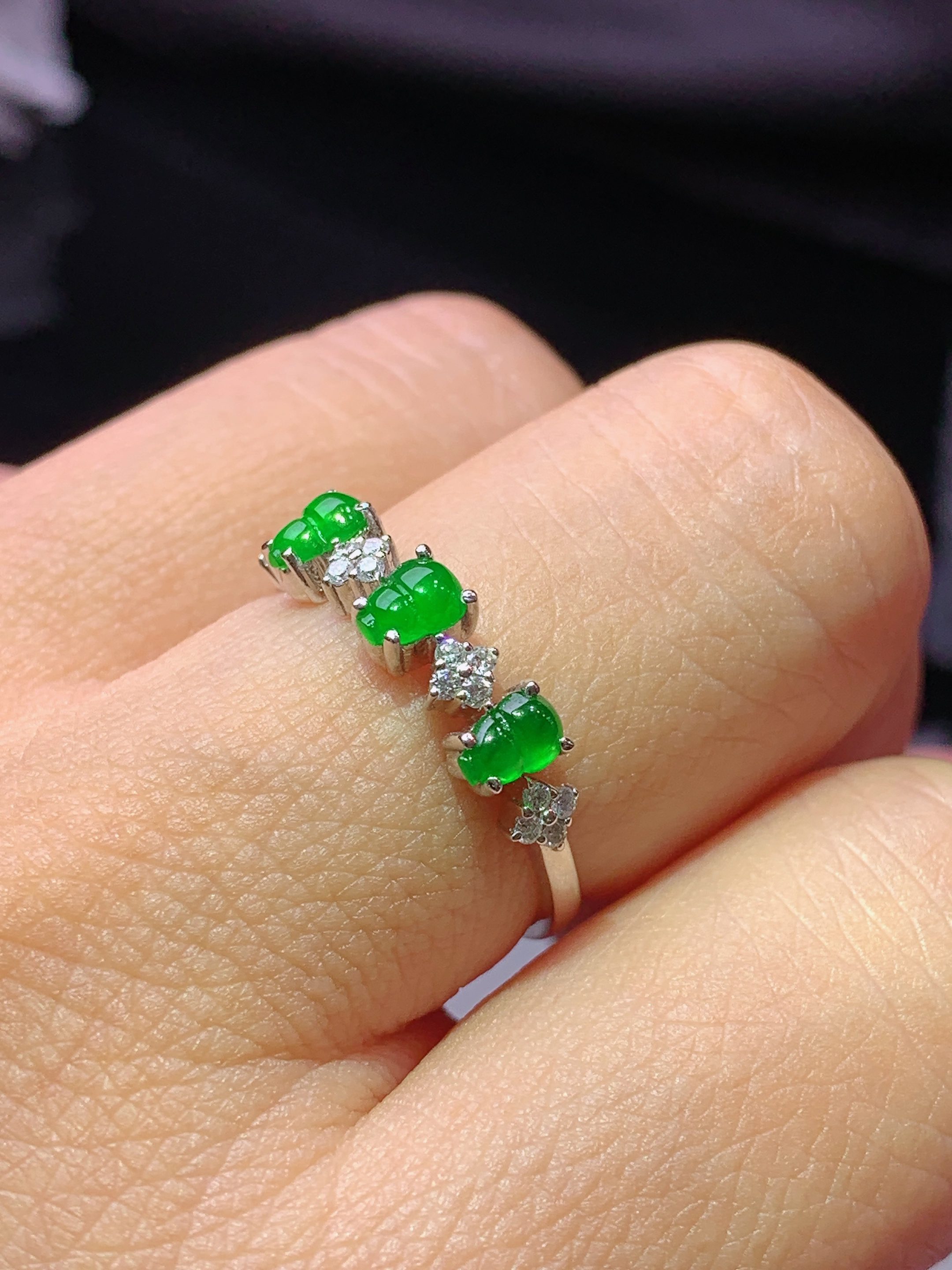 18k金钻镶嵌冰阳绿葫芦戒指 玉质细腻 色泽艳丽清新 水润亮眼 圈口13.5 裸石尺寸4.3*3.2f1