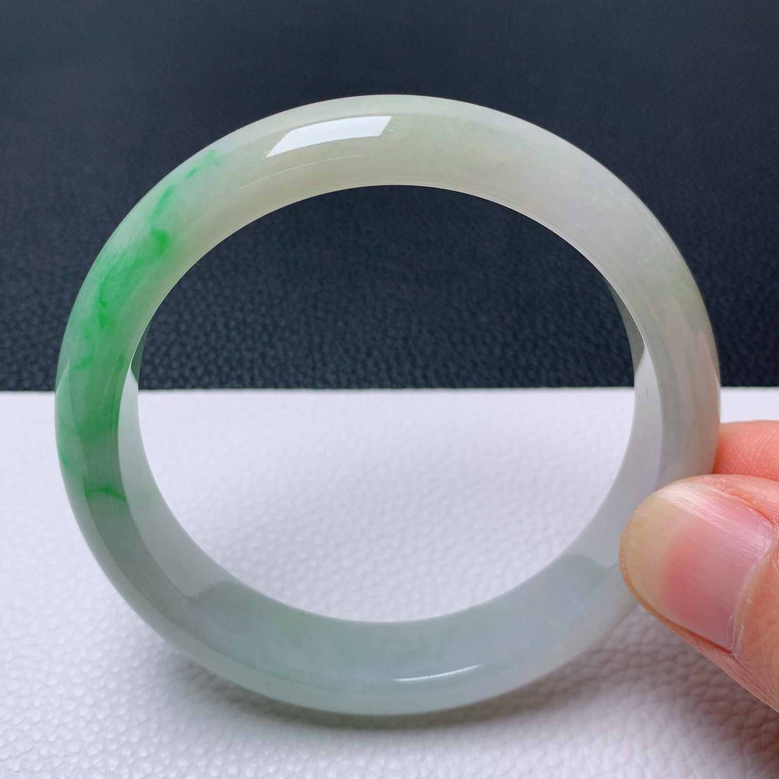 天然翡翠圈口58-59老坑黄加绿手镯 玉质细腻 种水好 尺寸：58.9-12.9-8mm  M88