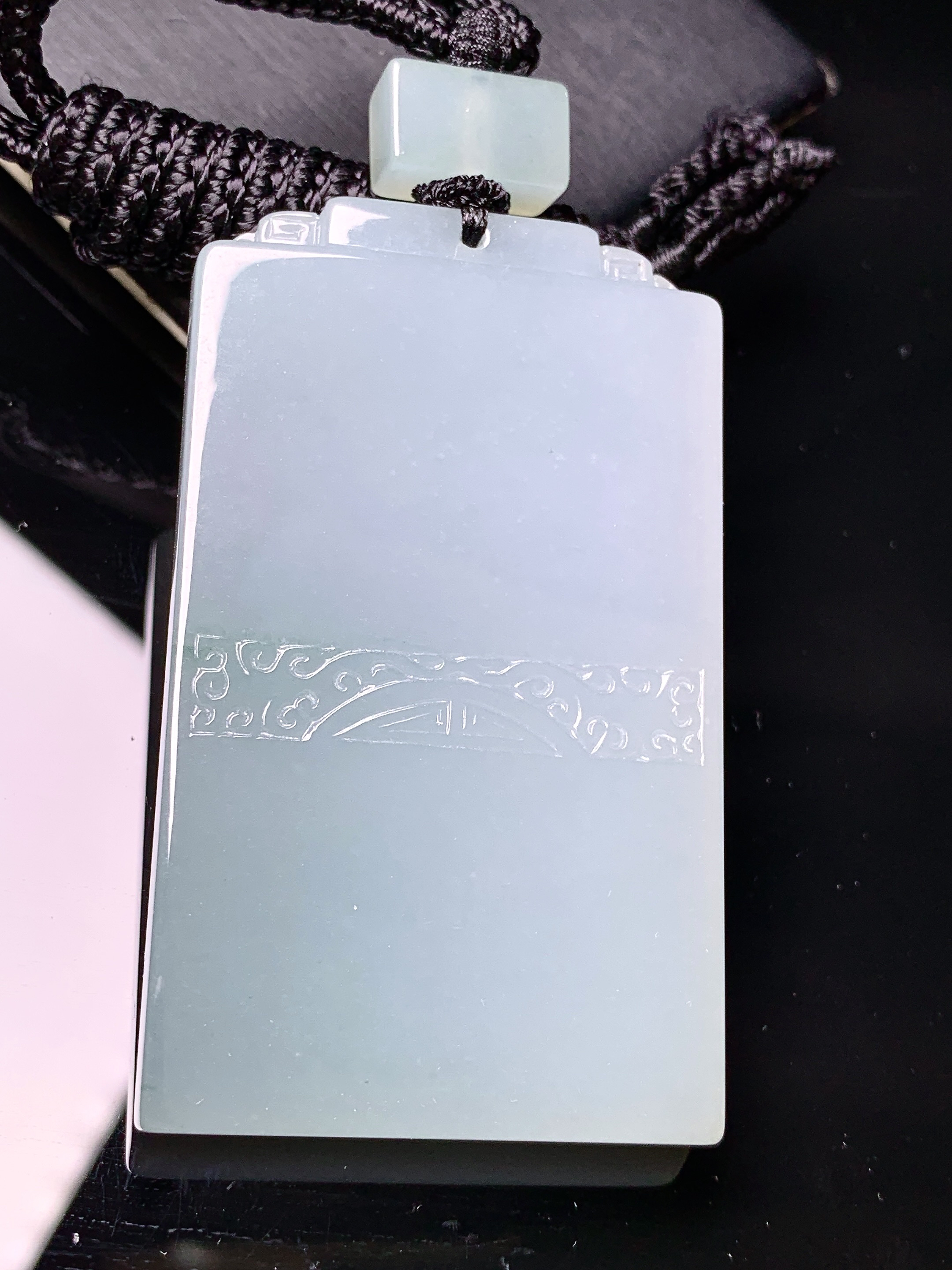 无事牌吊坠 玉质细腻 色泽艳丽清新 水润亮眼 整体尺寸58.3*34.3*6L1