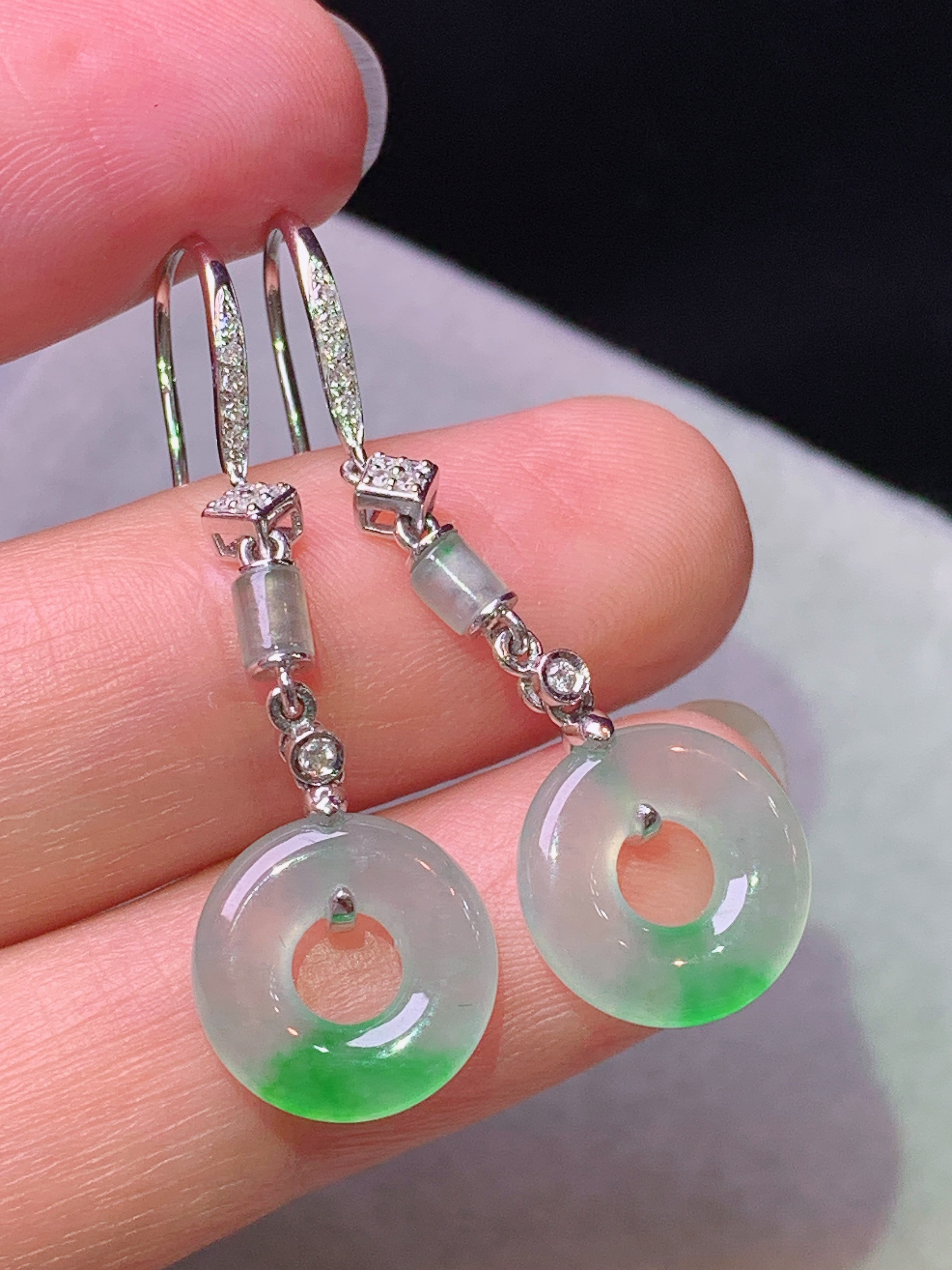 18k金钻镶嵌冰种飘绿平安环耳坠 玉质细腻 色泽艳丽清新 水润亮眼 整体尺寸37.8*11.5*3f