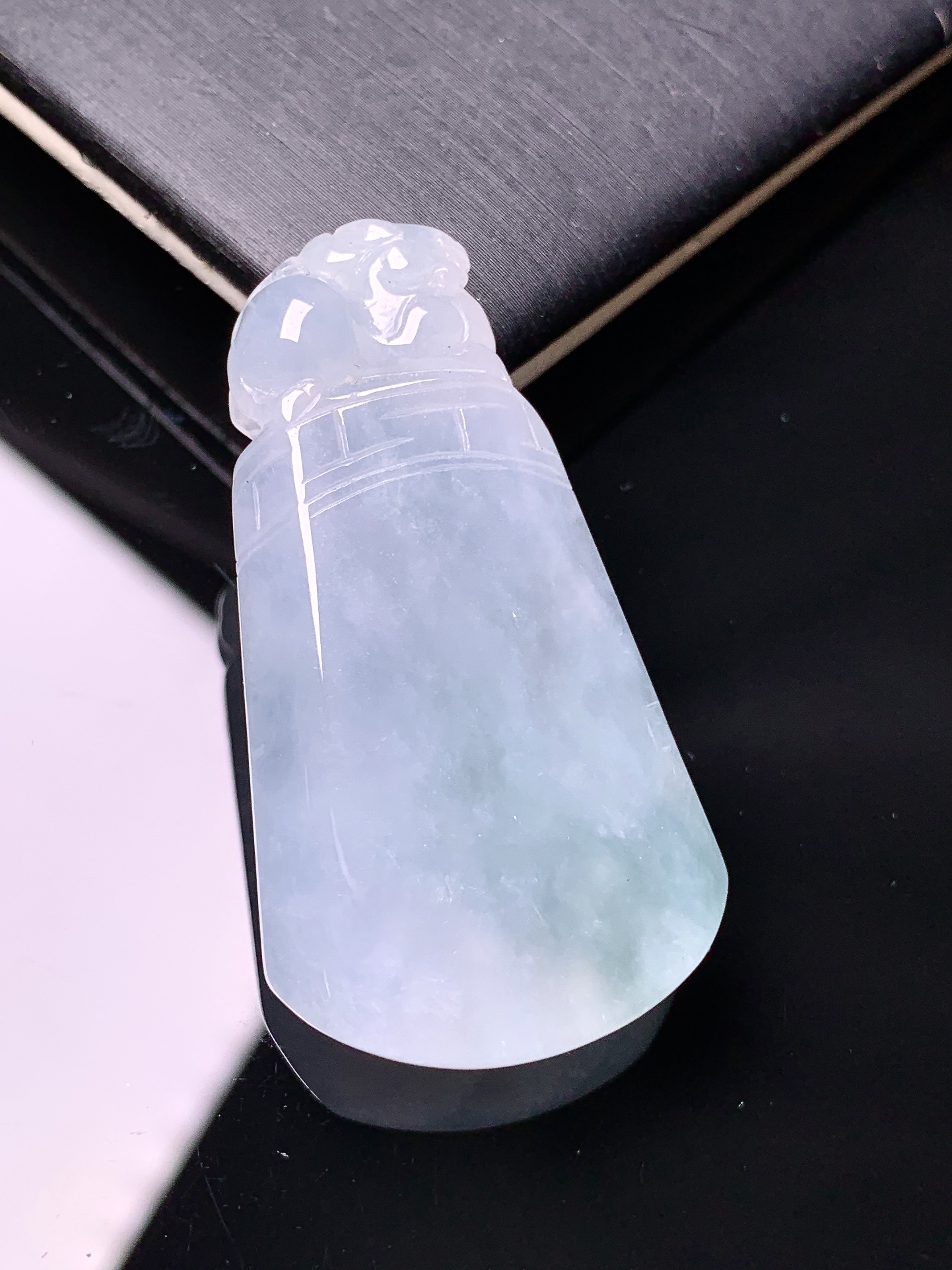 冰种貔貅素牌吊坠 玉质细腻 色泽艳丽清新 水润亮眼 整体尺寸41.7*22.8*6.3h3