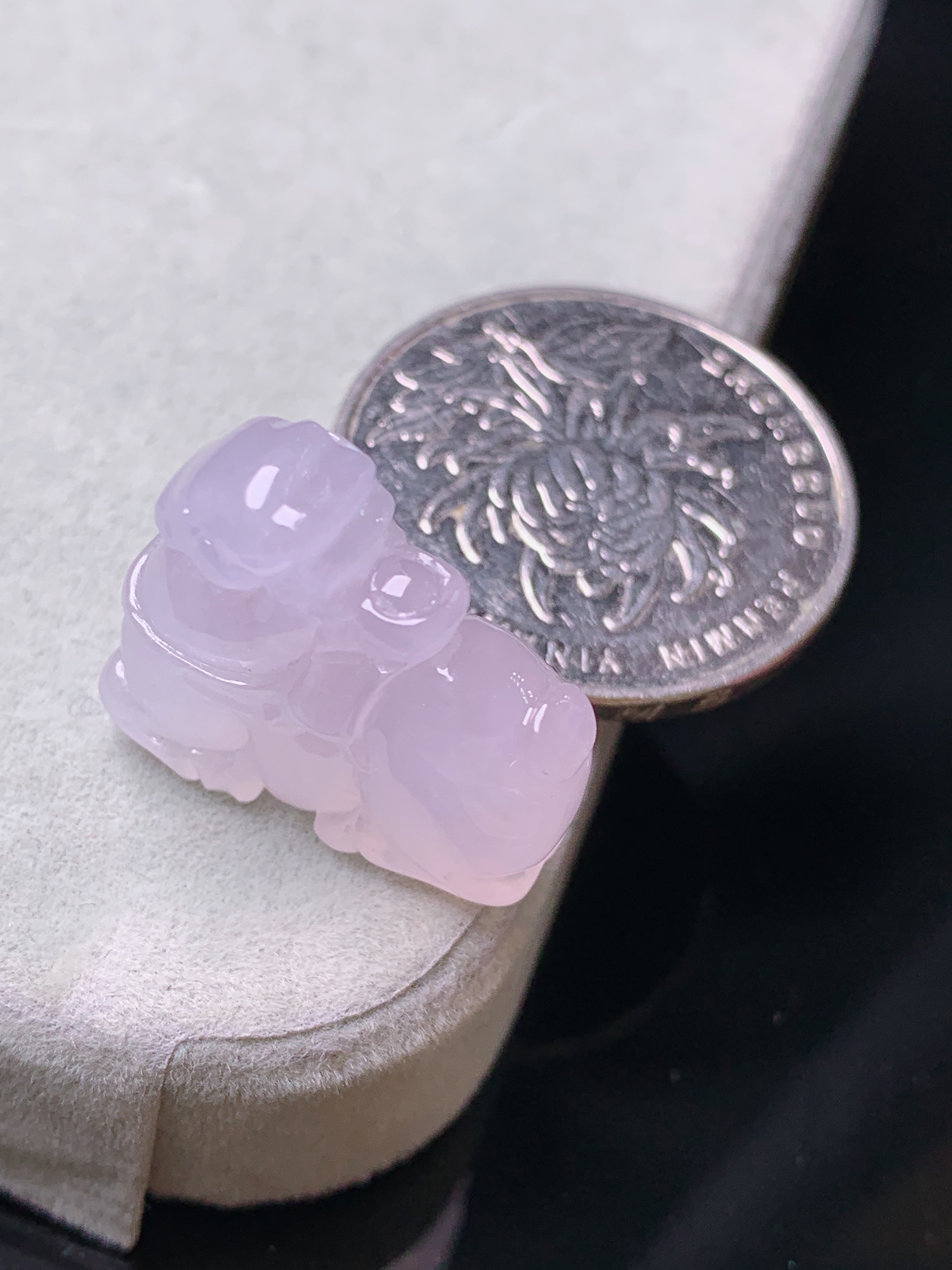 冰种唐马吊坠 玉质细腻 色泽艳丽清新 水润亮眼 整体尺寸19*21*7.7a2