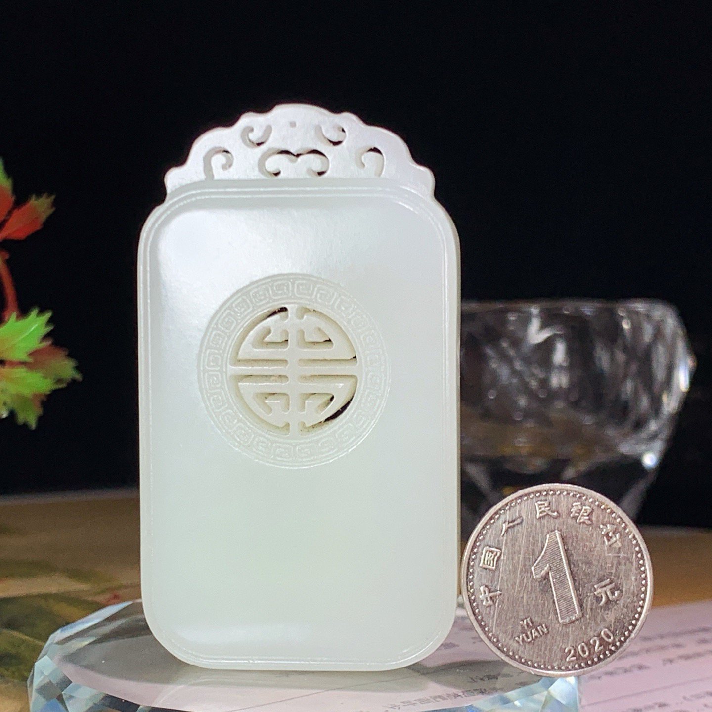 新疆和田玉白玉平安无事牌挂件。尺寸65/36/11重62克 玉质细腻油润 底色纯净 脂粉好，品质好。lt260422