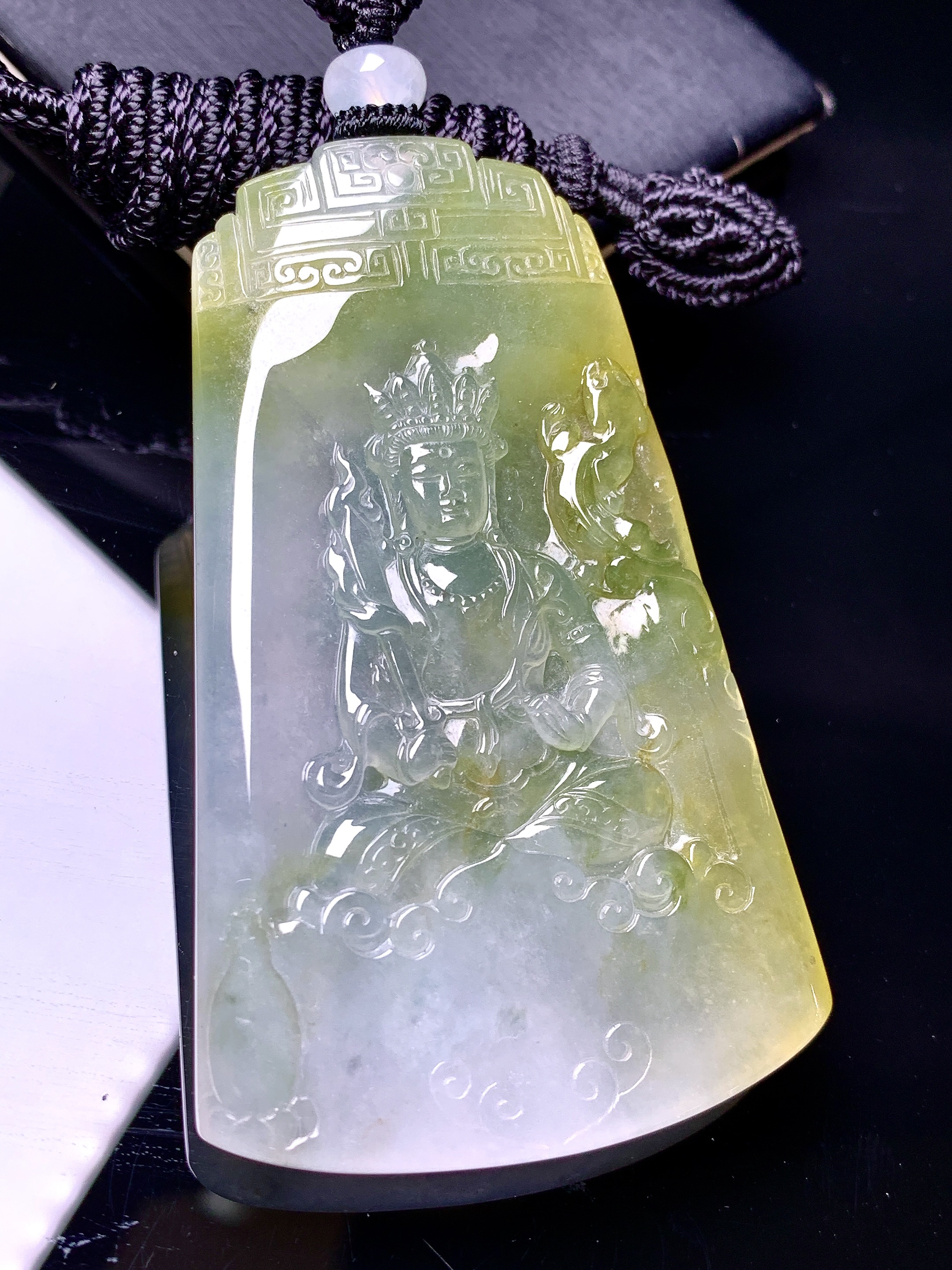 冰飘黄翡大势至观音菩萨吊坠 玉质细腻 色泽艳丽清新 水润亮眼 整体尺寸67.8*41*5.8L1