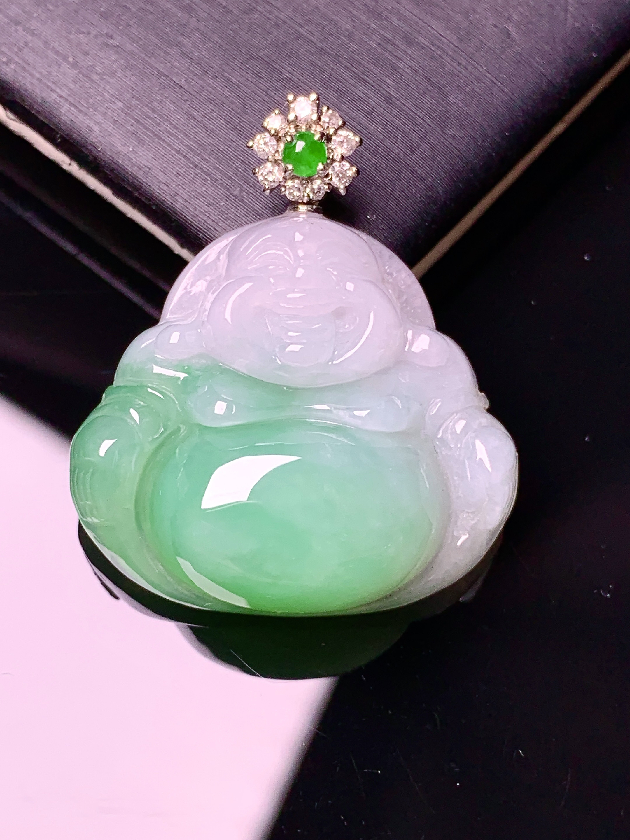 18k金钻镶嵌飘绿佛公吊坠 玉质细腻 色泽艳丽清新 水润亮眼 整体尺寸29*25*8L4