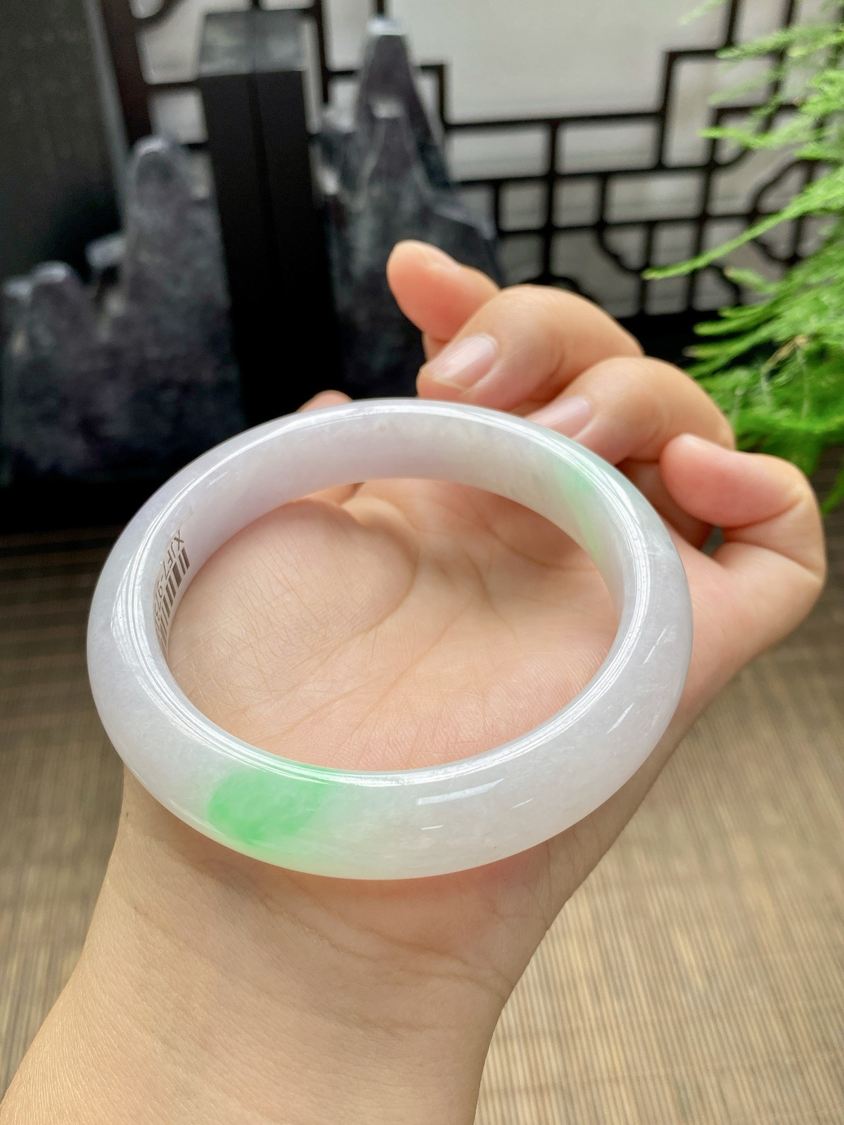 【春彩手镯】

【尺寸】57.5-8-12