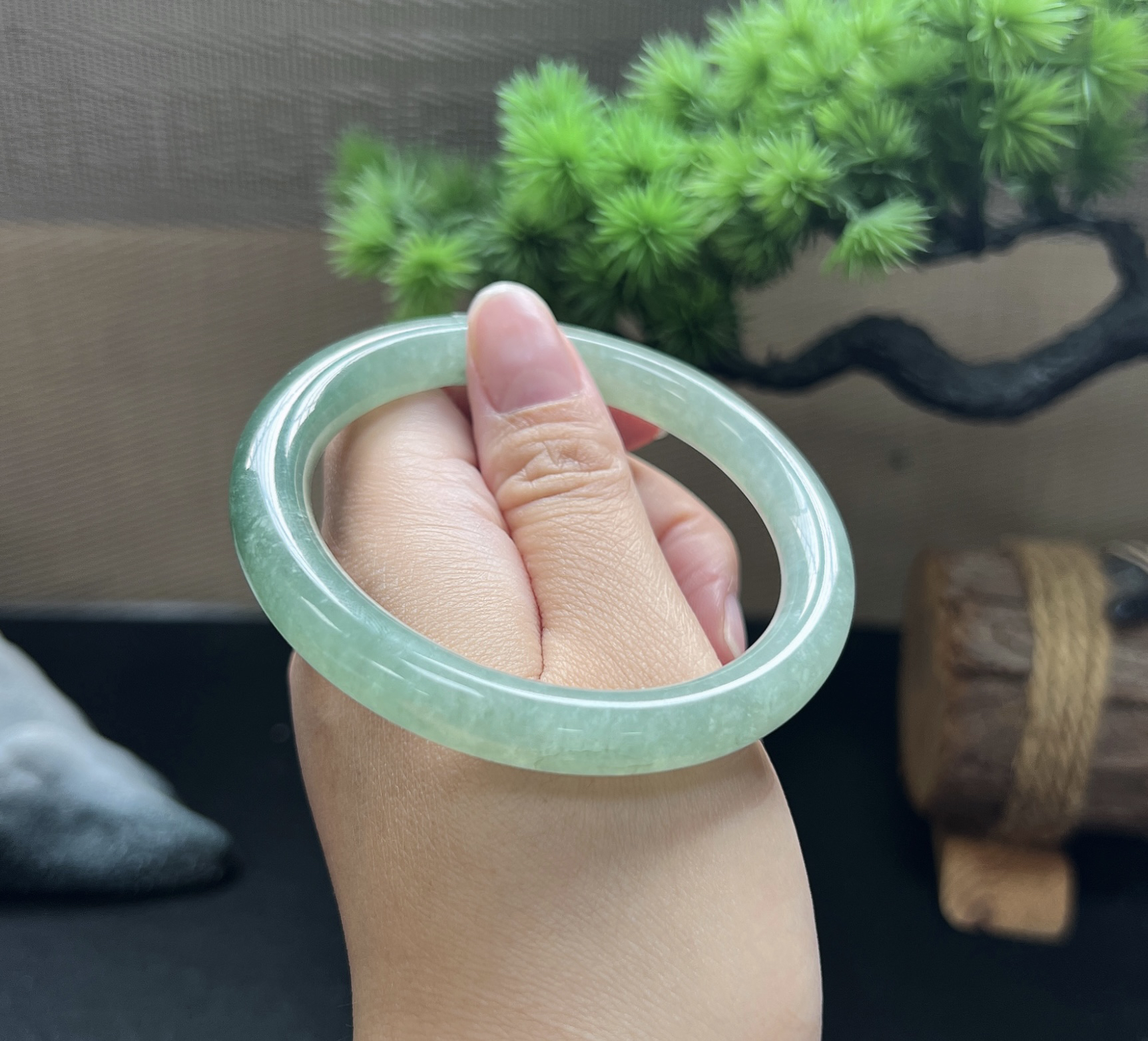 56圈口圆条飘花手镯