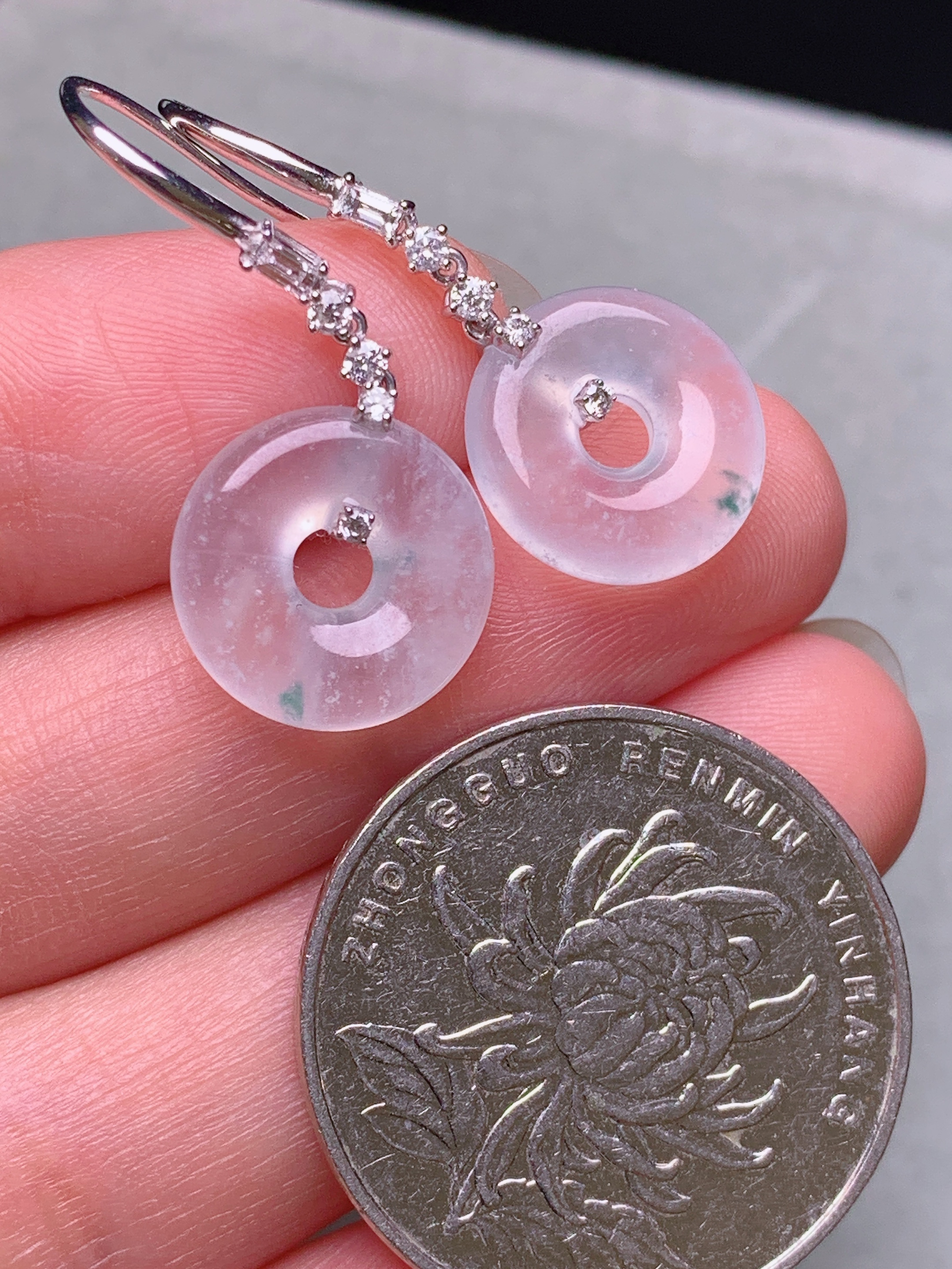 18k金钻镶嵌冰种平安环耳坠 玉质细腻 色泽艳丽清新 水润亮眼 整体尺寸29.3*12.6*3.8m5