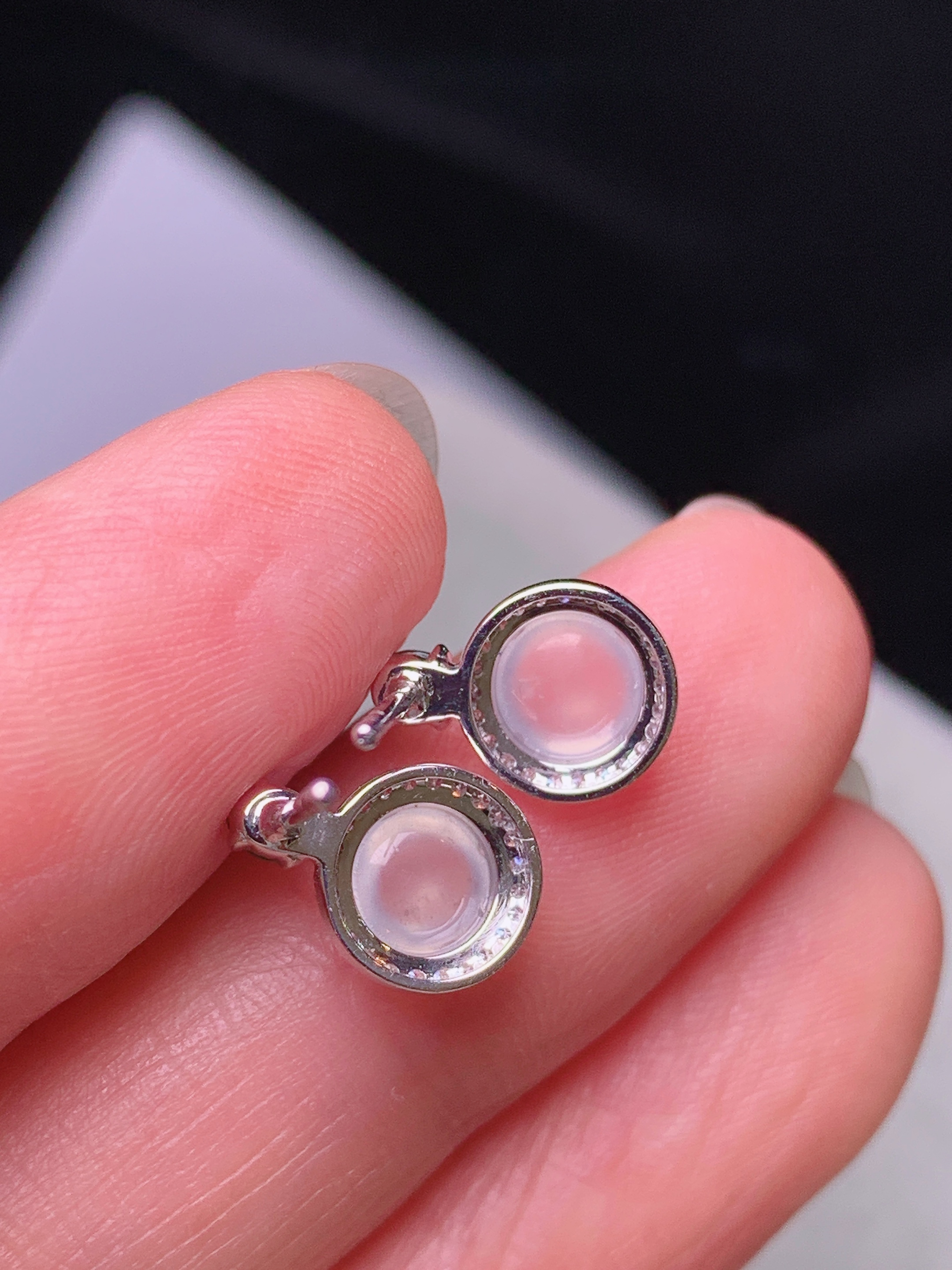 18k金钻镶嵌冰种蛋面耳钉 玉质细腻 色泽艳丽清新 水润亮眼 整体尺寸10.3*7.5*4b2