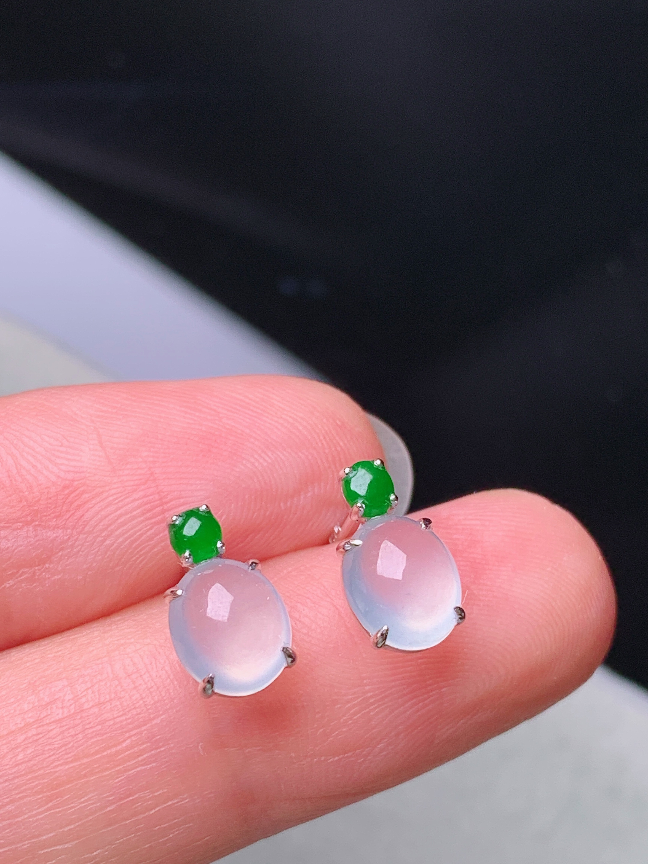 18k金镶嵌冰种蛋面耳钉 玉质细腻 色泽艳丽清新 水润亮眼 整体尺寸10.2*6*3.8b2