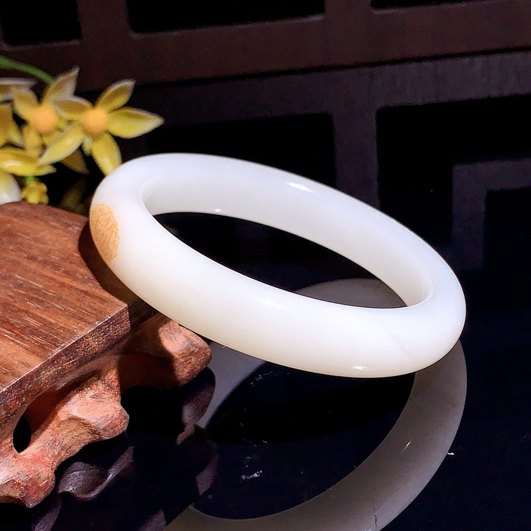 和田玉54.5圈羊脂白手镯！撒金皮手镯，玉质细腻油润 底色纯净 无裂无杂 脂粉好，品质高。