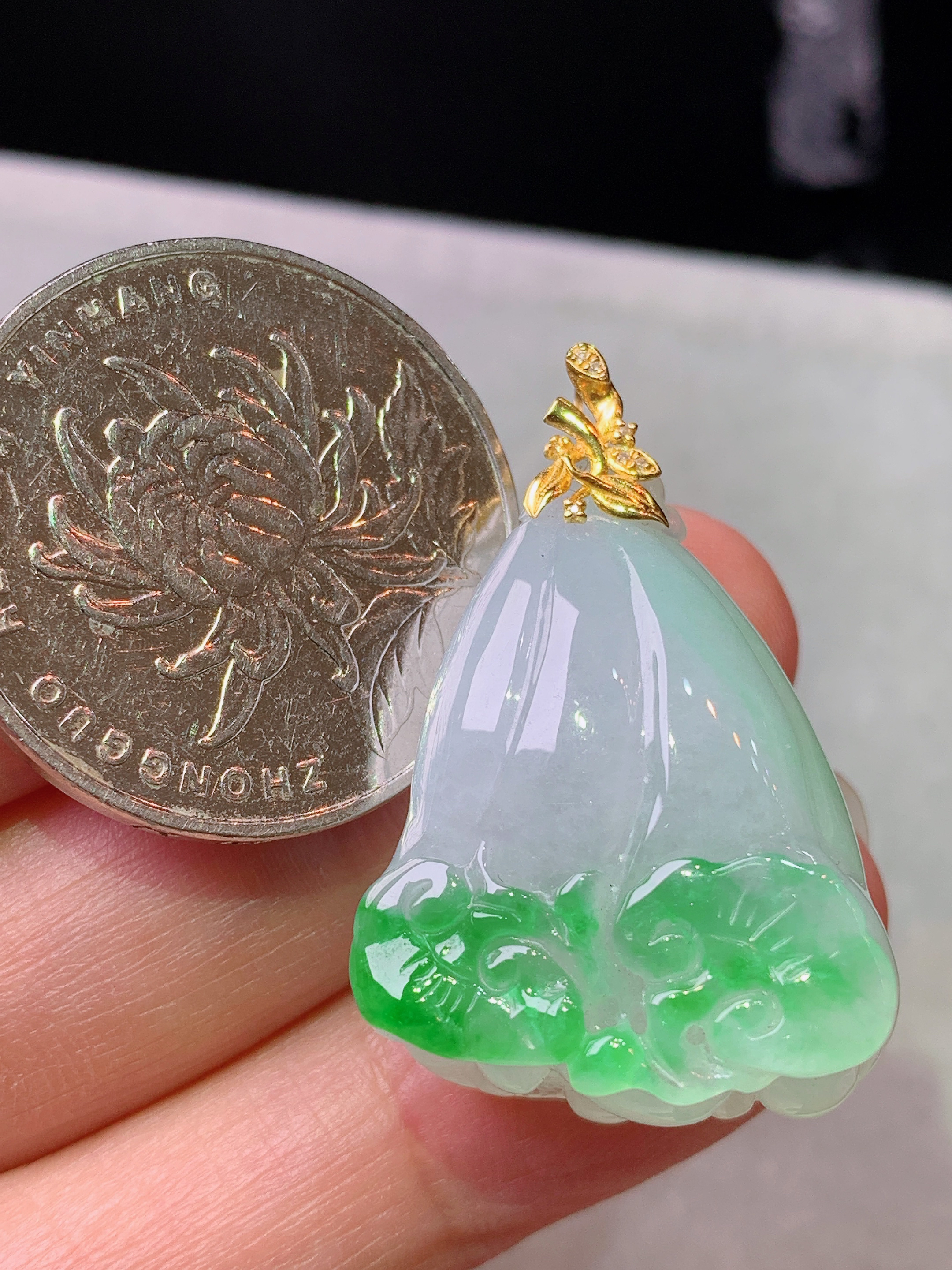 18k金镶嵌冰飘阳绿白菜吊坠 玉质细腻 色泽艳丽清新 水润亮眼 整体尺寸32*21.2*12m1