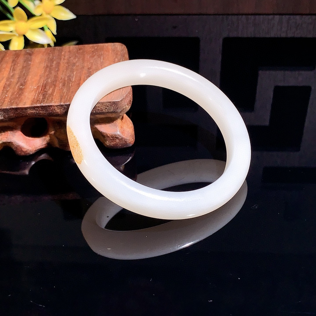 和田玉54圈羊脂白手镯！枣红皮手镯，玉质细腻油润 底色纯净 无裂无杂 脂粉好，品质高。