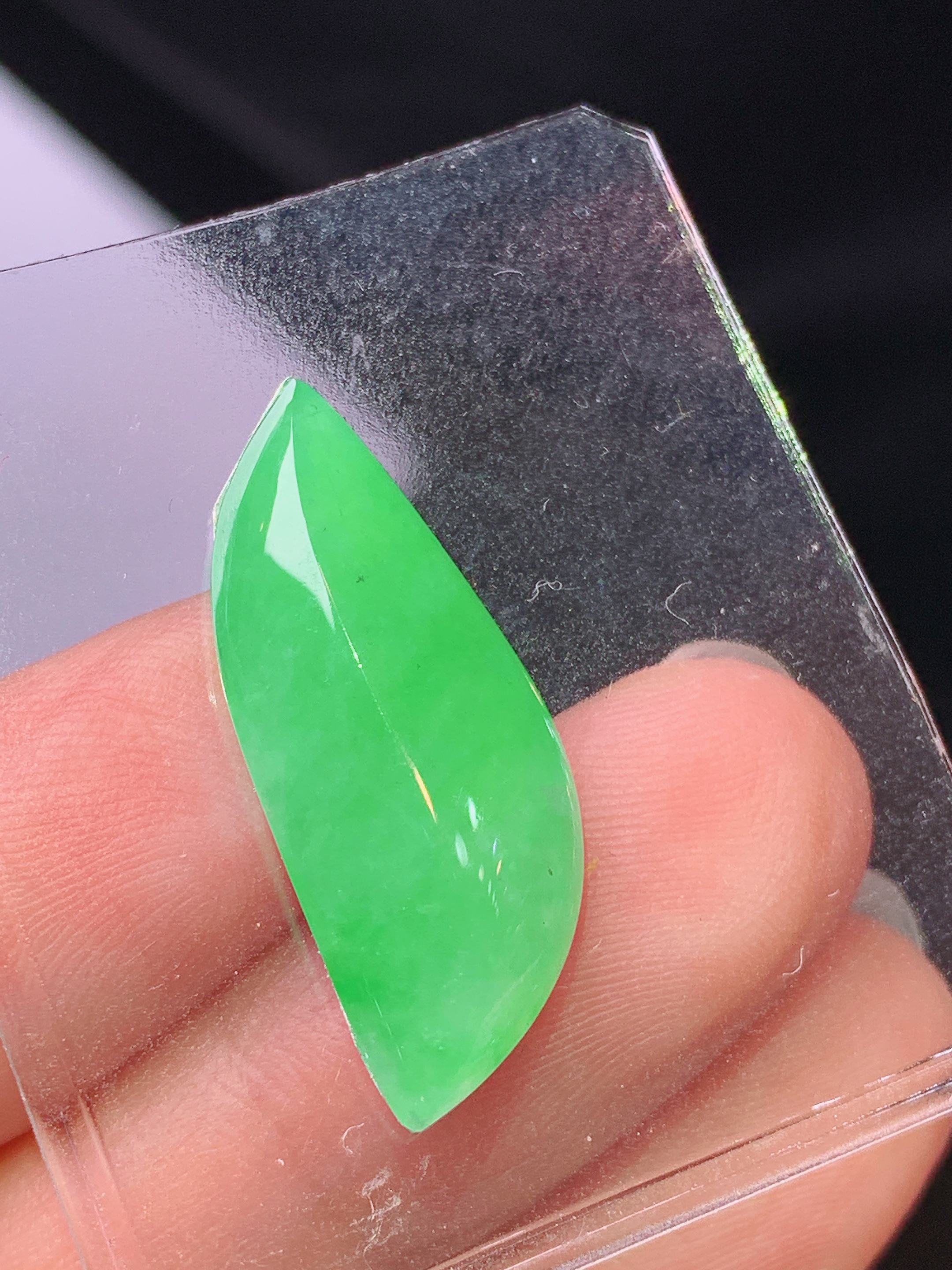 镶嵌款 冰阳绿随形吊坠 玉质细腻 色泽艳丽清新 水润亮眼 整体尺寸26*10.5*5L2