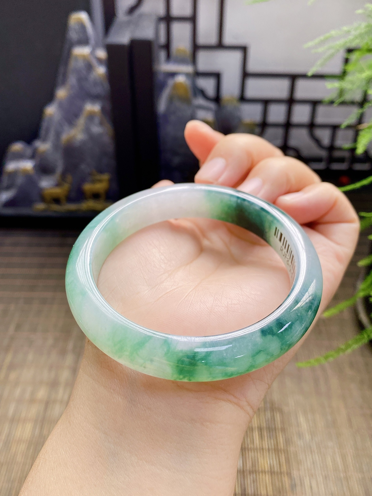 【冰飘花手镯】

【尺寸】58-8-12.5