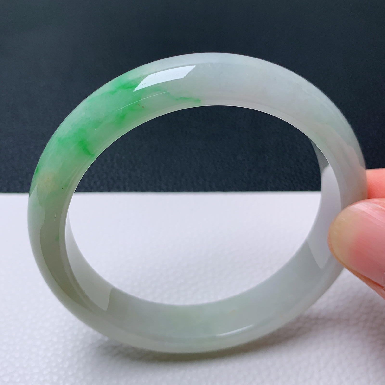 天然翡翠圈口58-59老坑黄加绿手镯 玉质细腻 种水好 尺寸：58.9-12.9-8mm  M88