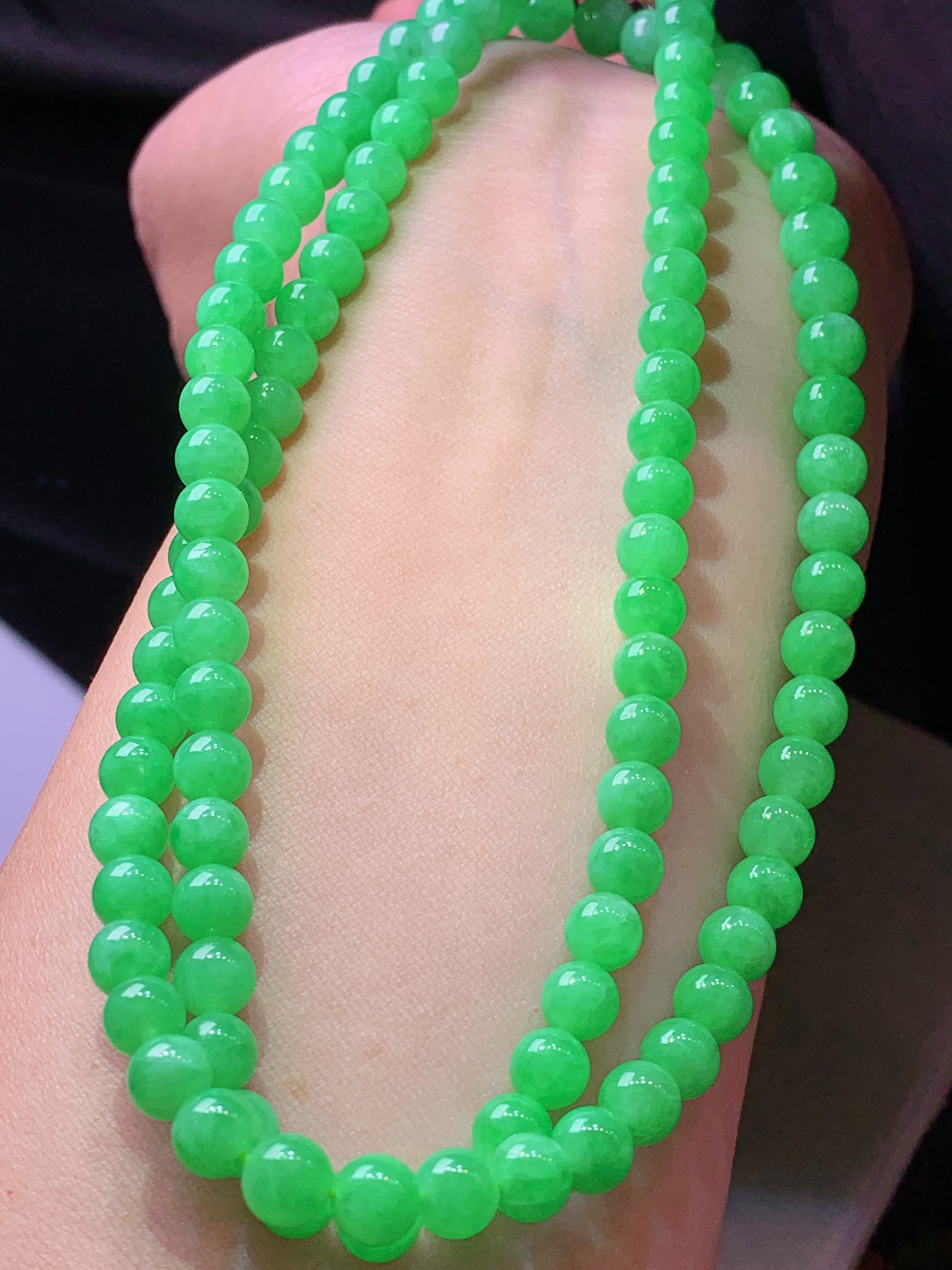 冰阳绿圆珠项链 玉质细腻 色泽艳丽清新 水润亮眼 整体尺寸5.8h3