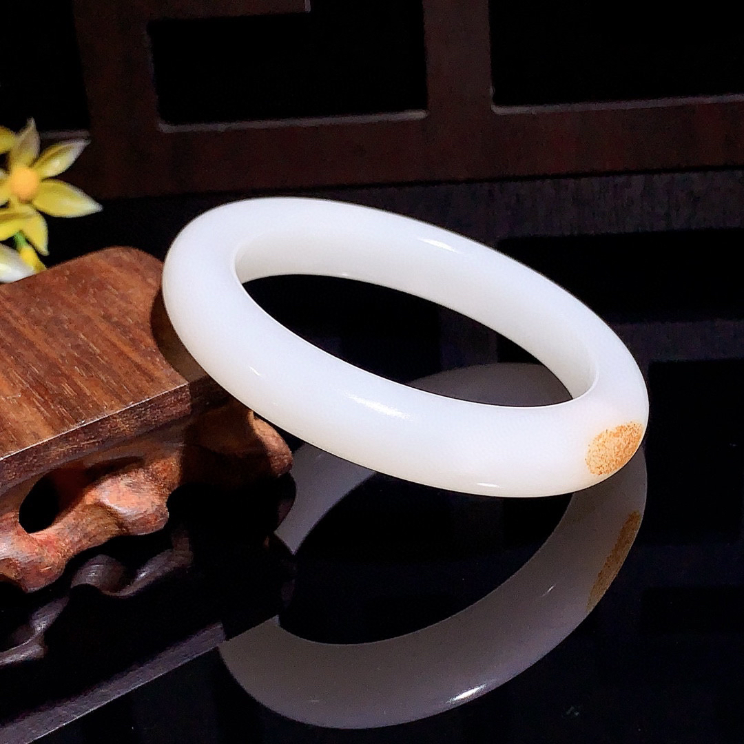 和田玉59圈羊脂白手镯！枣红皮手镯，圈口59宽12.6厚10.1重69.1克，玉质细腻油润 底色纯净 无裂无杂 脂粉好，品质高。