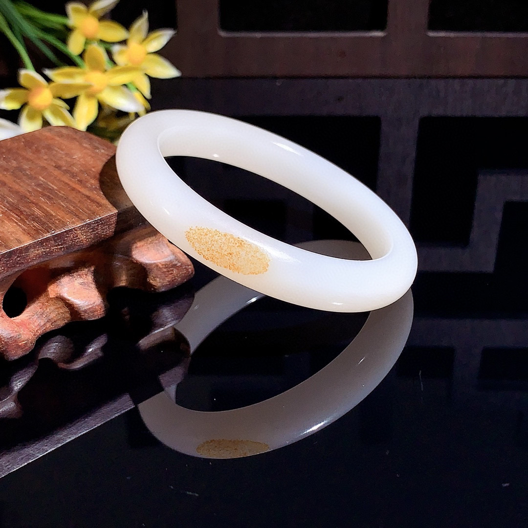 和田玉54圈羊脂白手镯！枣红皮手镯，玉质细腻油润 底色纯净 无裂无杂 脂粉好，品质高。