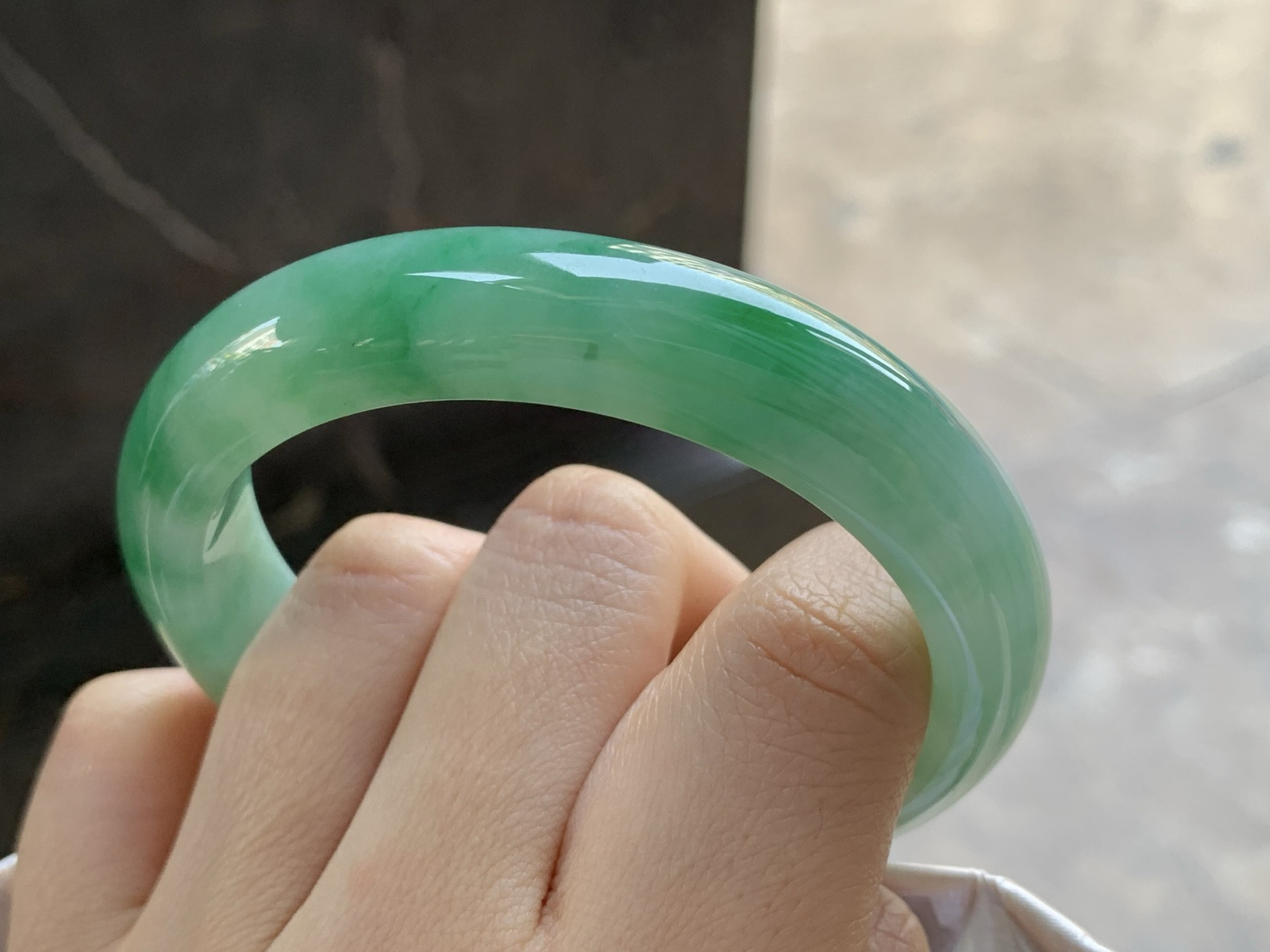 55-12.4-8.3

带色手镯^_^鲜艳 玉质温润透