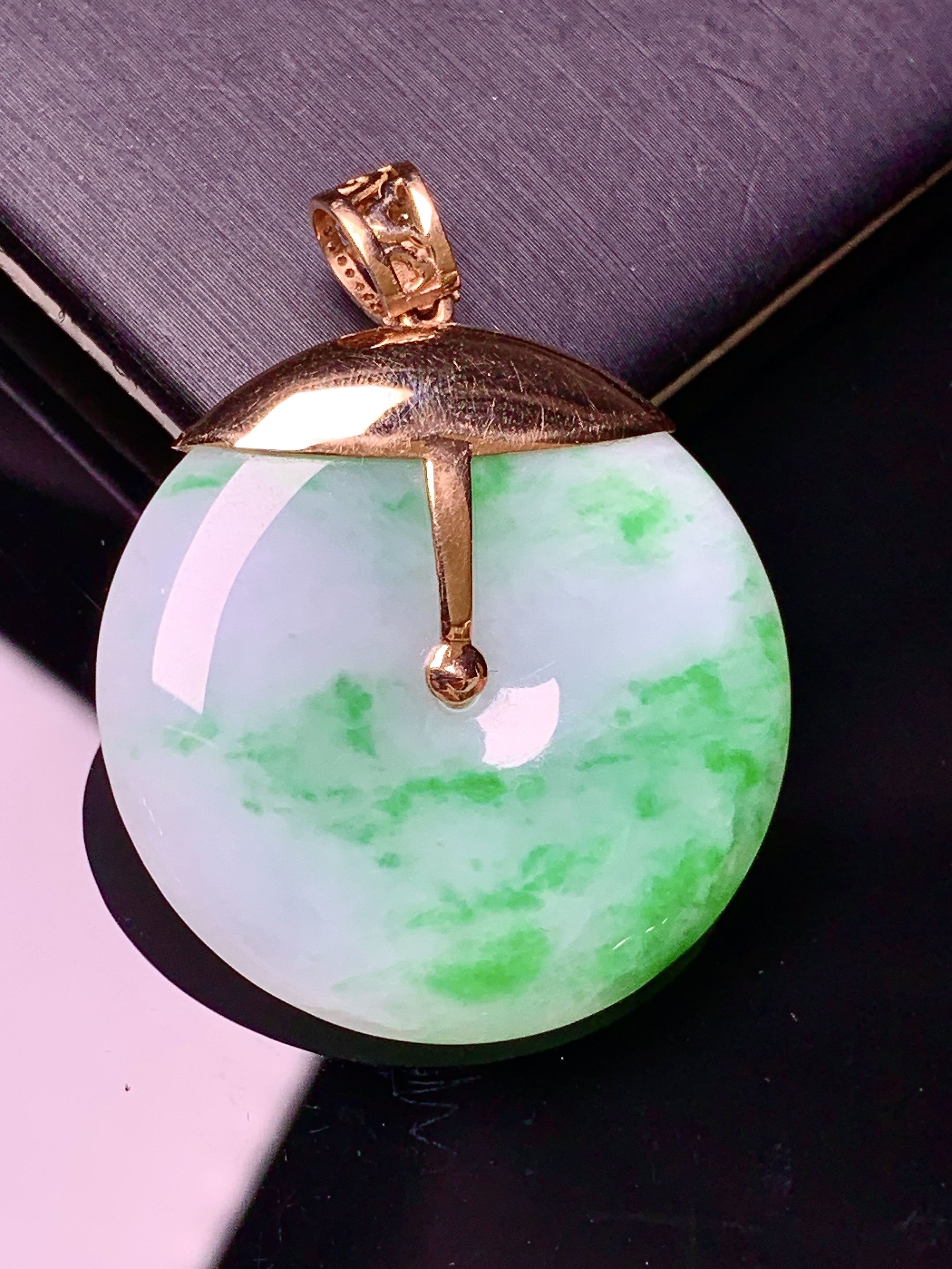 18k金钻镶嵌飘绿平安扣吊坠 玉质细腻 色泽艳丽清新 水润亮眼 整体尺寸37.8*30*5.2w1