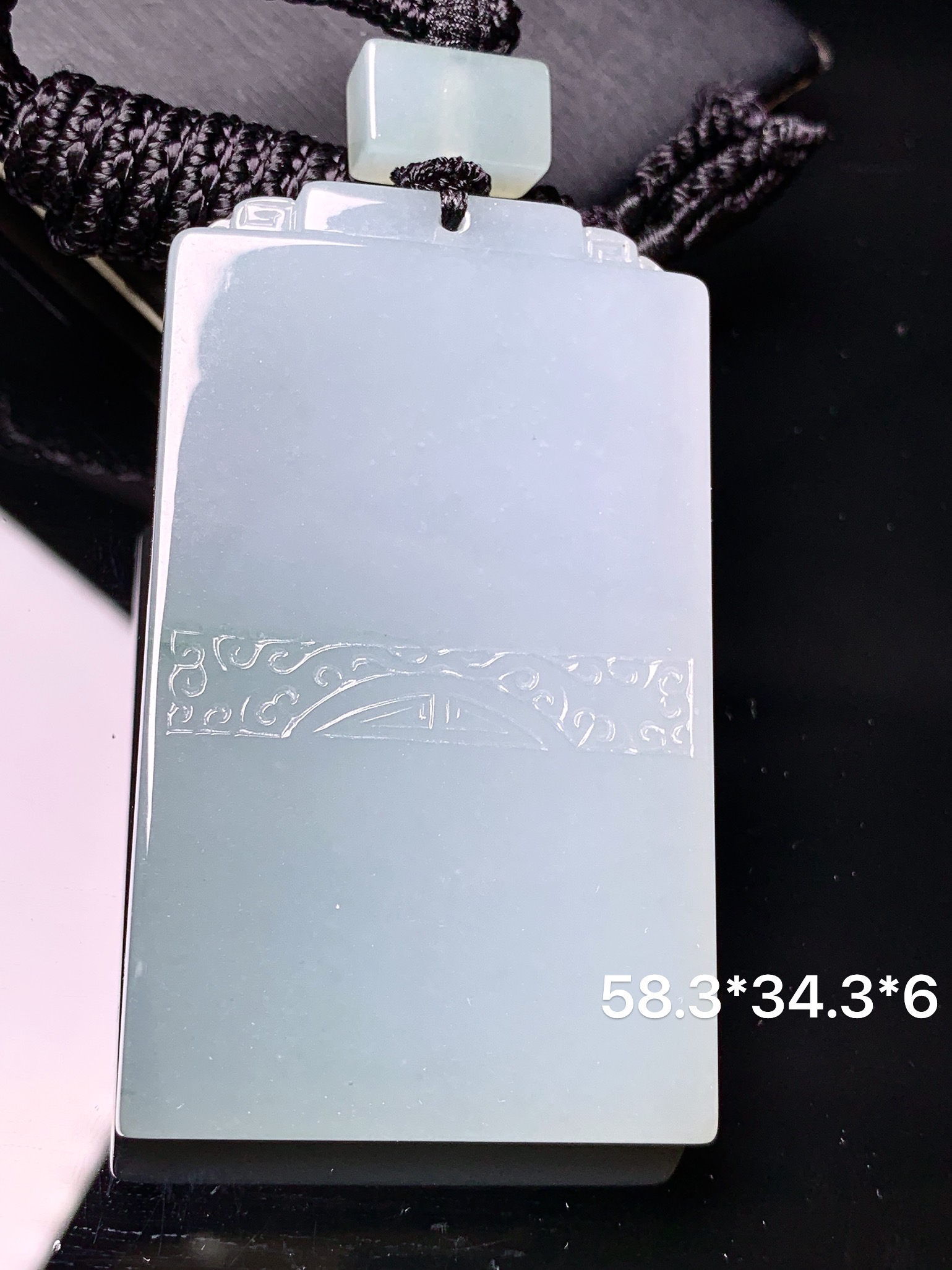 无事牌吊坠 玉质细腻 色泽艳丽清新 水润亮眼 整体尺寸58.3*34.3*6L1