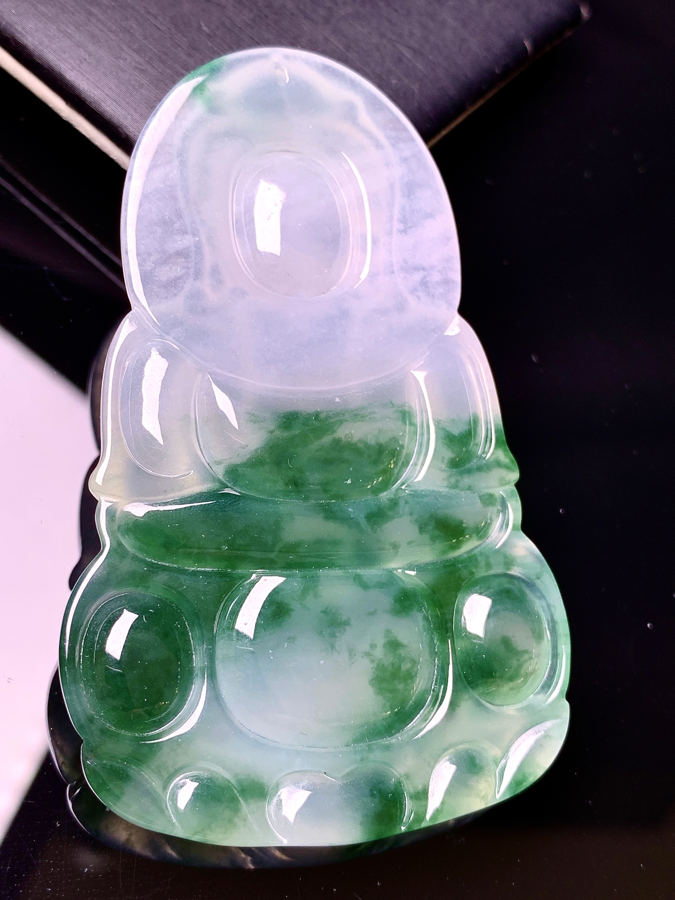 飘绿观音菩萨吊坠 玉质细腻 色泽艳丽清新 水润亮眼 整体尺寸69.3*43.3*6.3c1