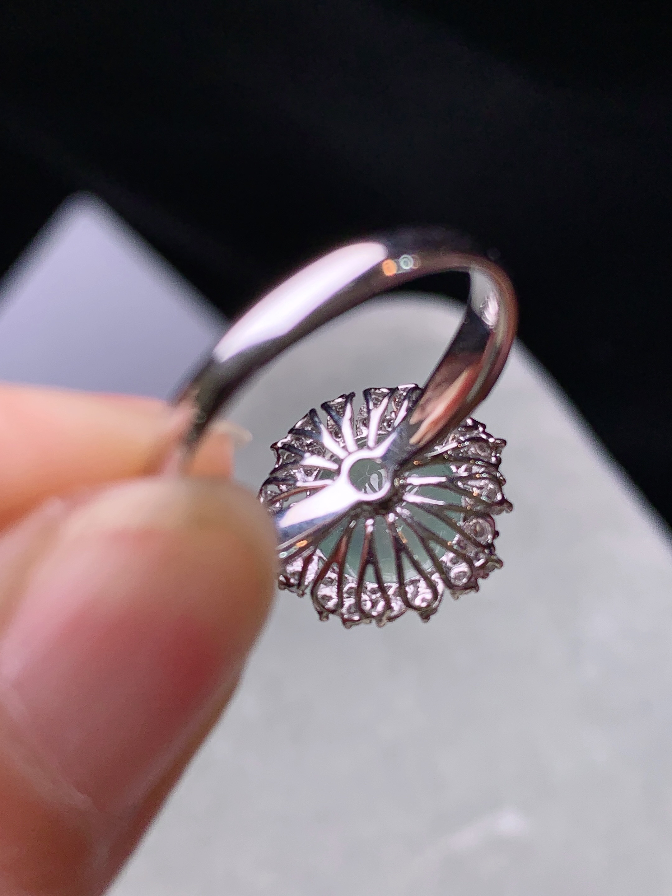 18k金钻镶嵌冰种晴底戒指 玉质细腻 色泽艳丽清新 水润亮眼 圈口14 整体尺寸13.5*12.8*10t1