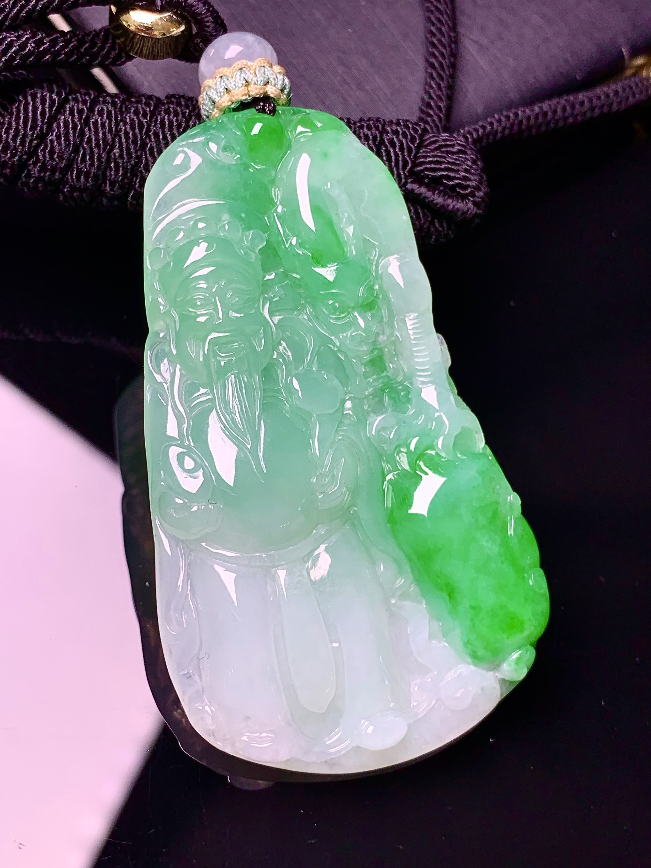 飘绿财神吊坠 玉质细腻 色泽艳丽清新 水润亮眼 整体尺寸 53*31*5.8w1