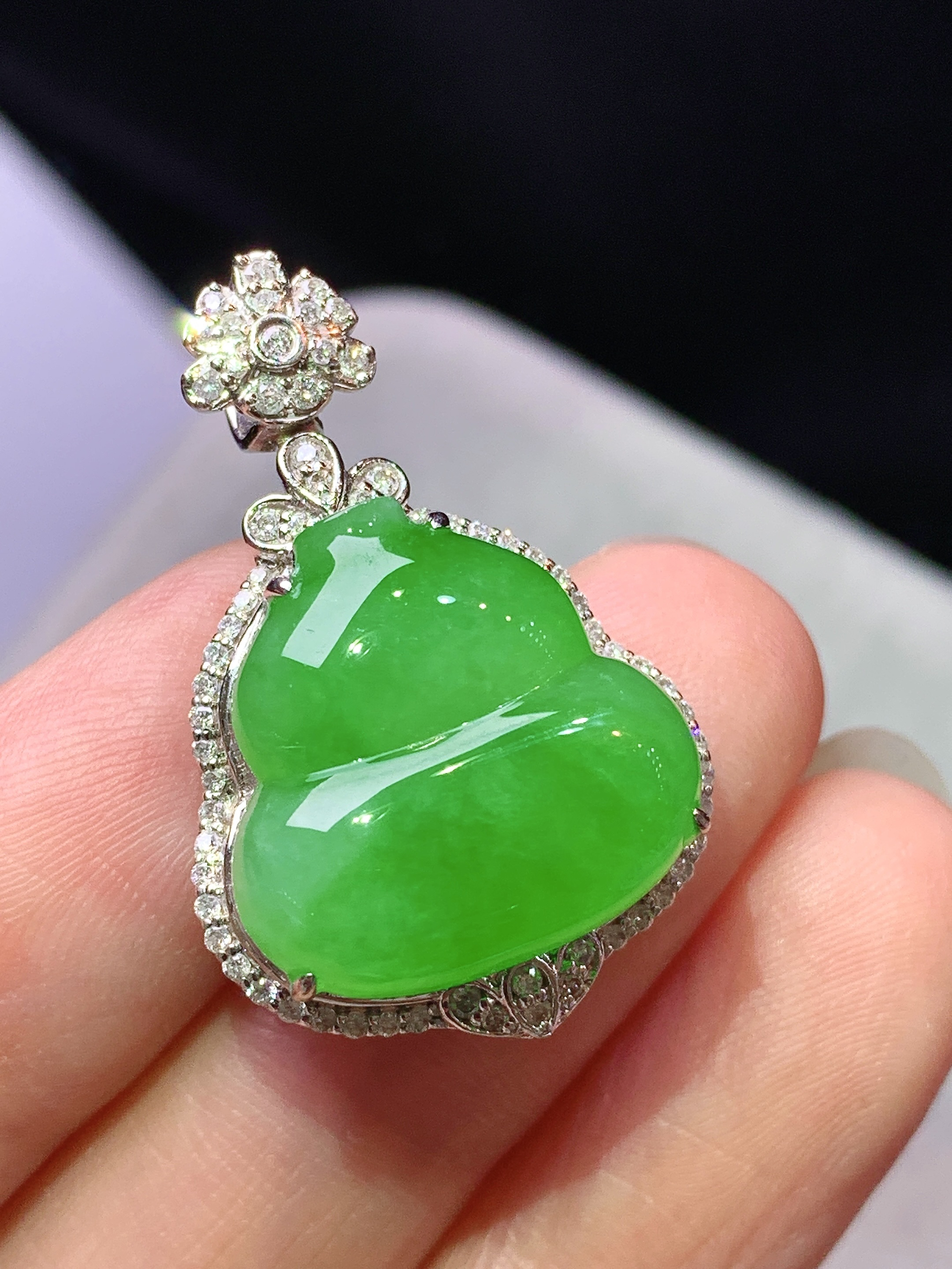 18k金钻镶嵌阳绿葫芦吊坠 玉质细腻 色泽艳丽清新 水润亮眼 整体尺寸29.5*19*9.3f1