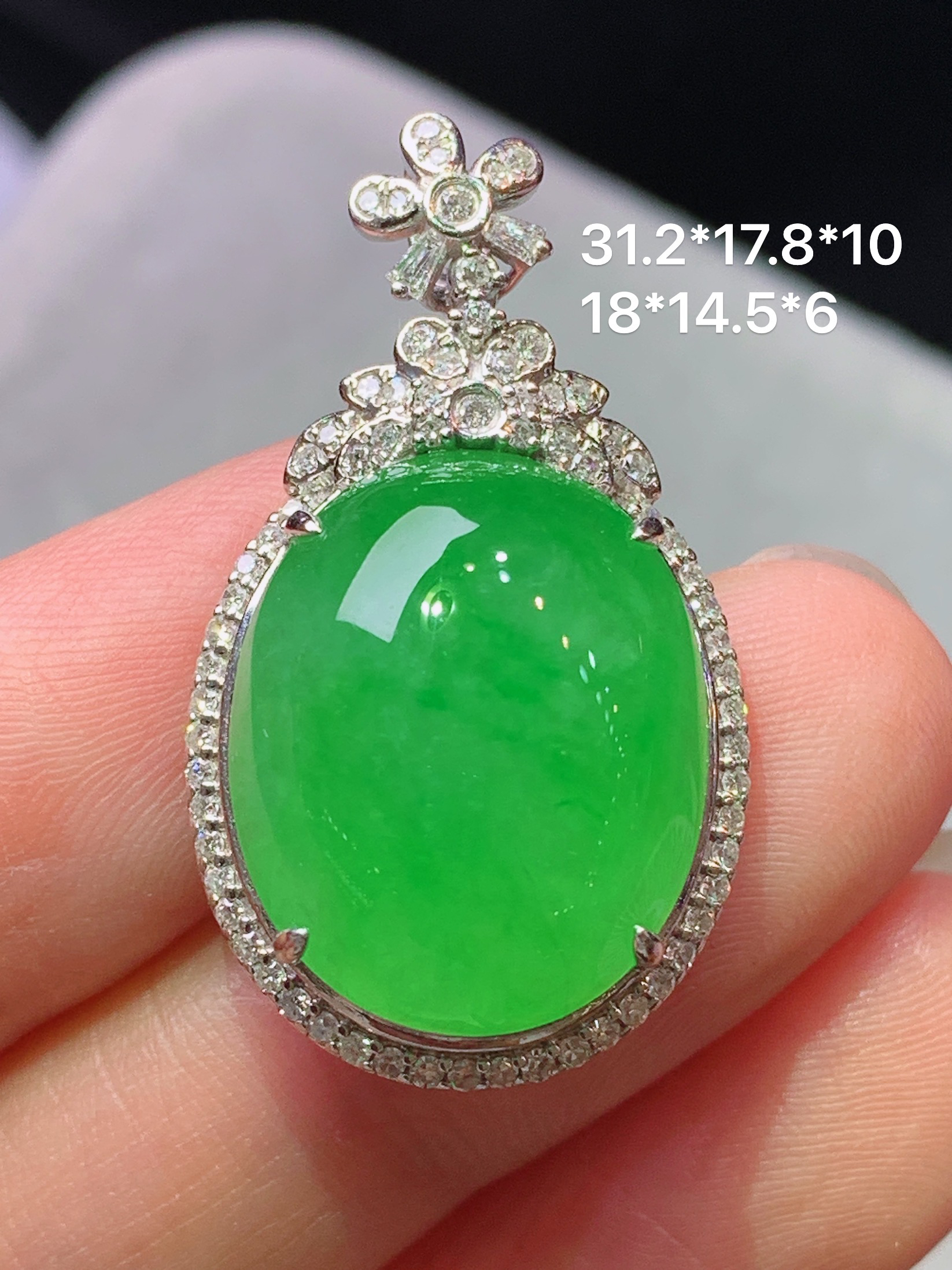18k金钻镶嵌冰阳绿蛋面吊坠 玉质细腻 色泽艳丽清新 水润亮眼 整体尺寸31.2*17.8*10b2