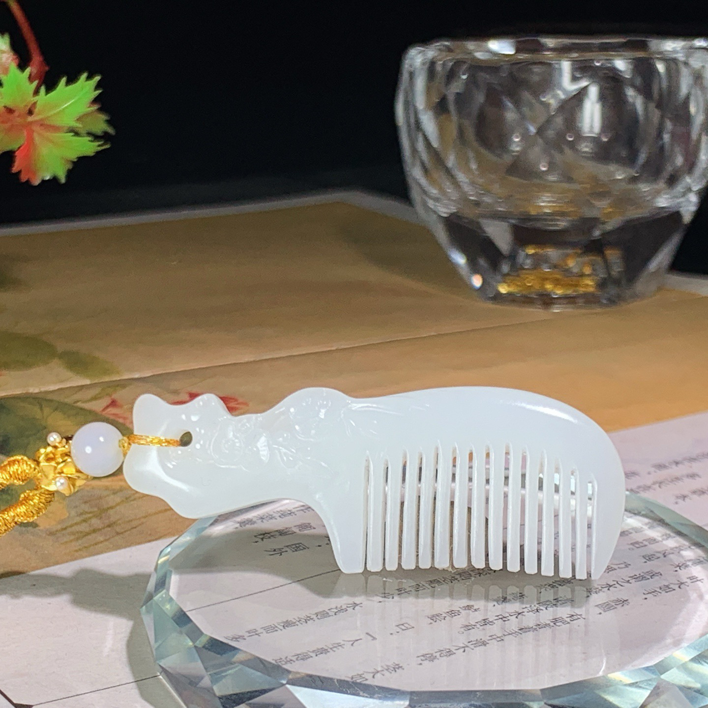 新疆和田玉白玉梳子挂件。尺寸55/20/7重14克 玉质细腻油润 底色纯净 脂粉好，品质好。lt260422