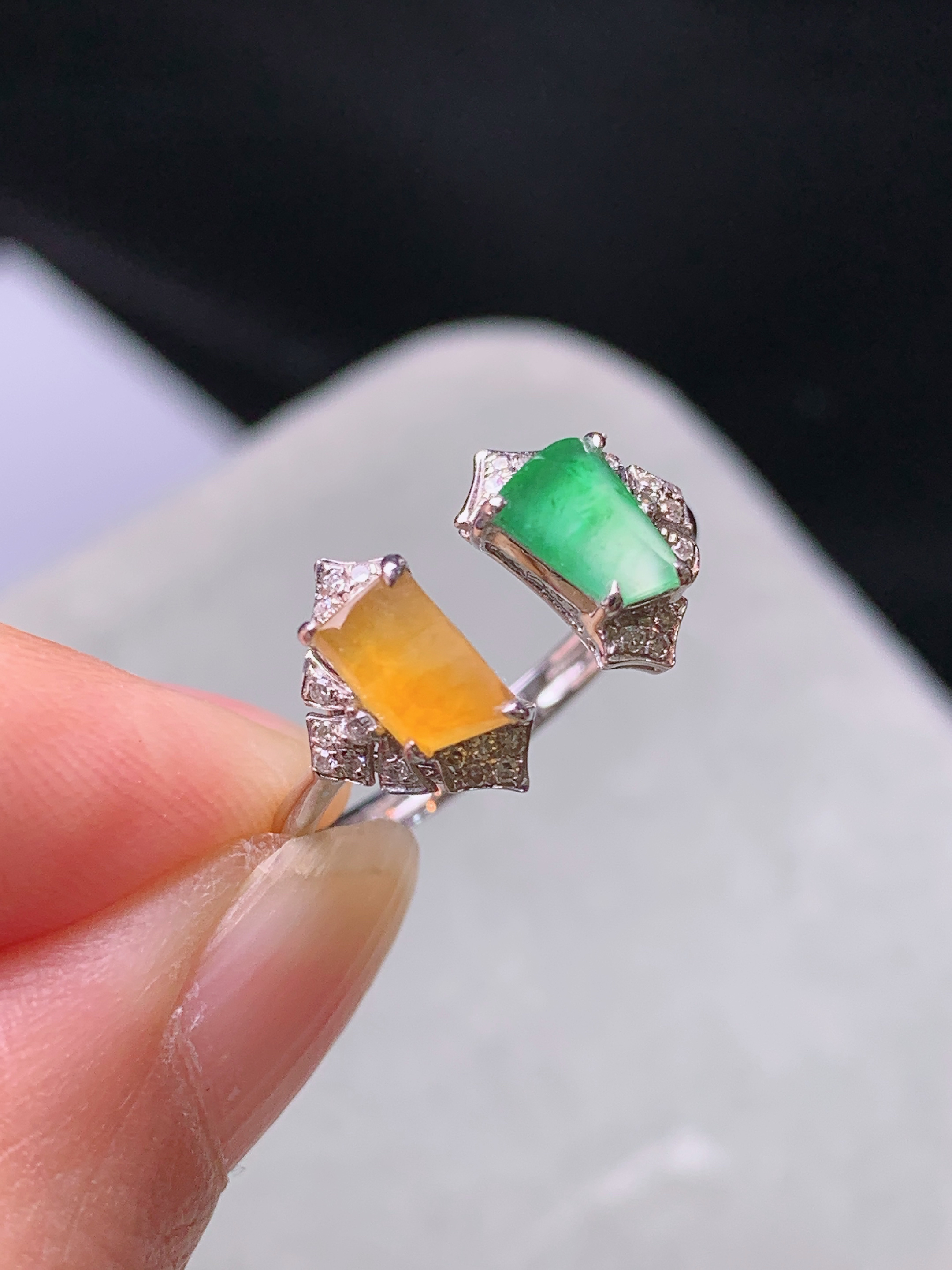 18k金钻镶嵌冰黄绿随形组合戒指 玉质细腻 色泽艳丽清新 水润亮眼 圈口14.5 裸石尺寸6*4.5