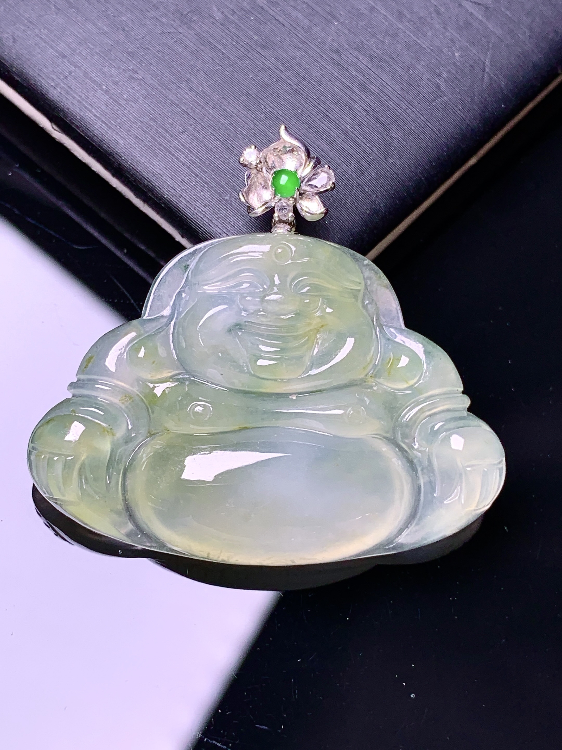 18k金钻镶嵌冰飘黄翡佛公吊坠 玉质细腻 色泽艳丽清新 水润亮眼 整体尺寸32*34.6*5.6c1