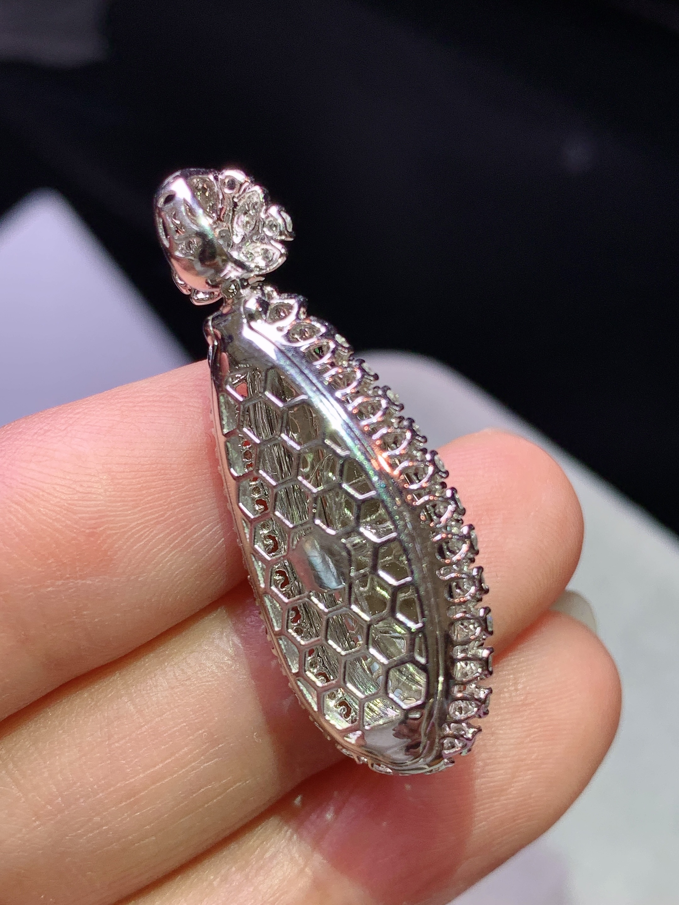 18k金钻镶嵌阳绿福瓜吊坠 玉质细腻 色泽艳丽清新 水润亮眼 整体尺寸35*13.6*11.8h2