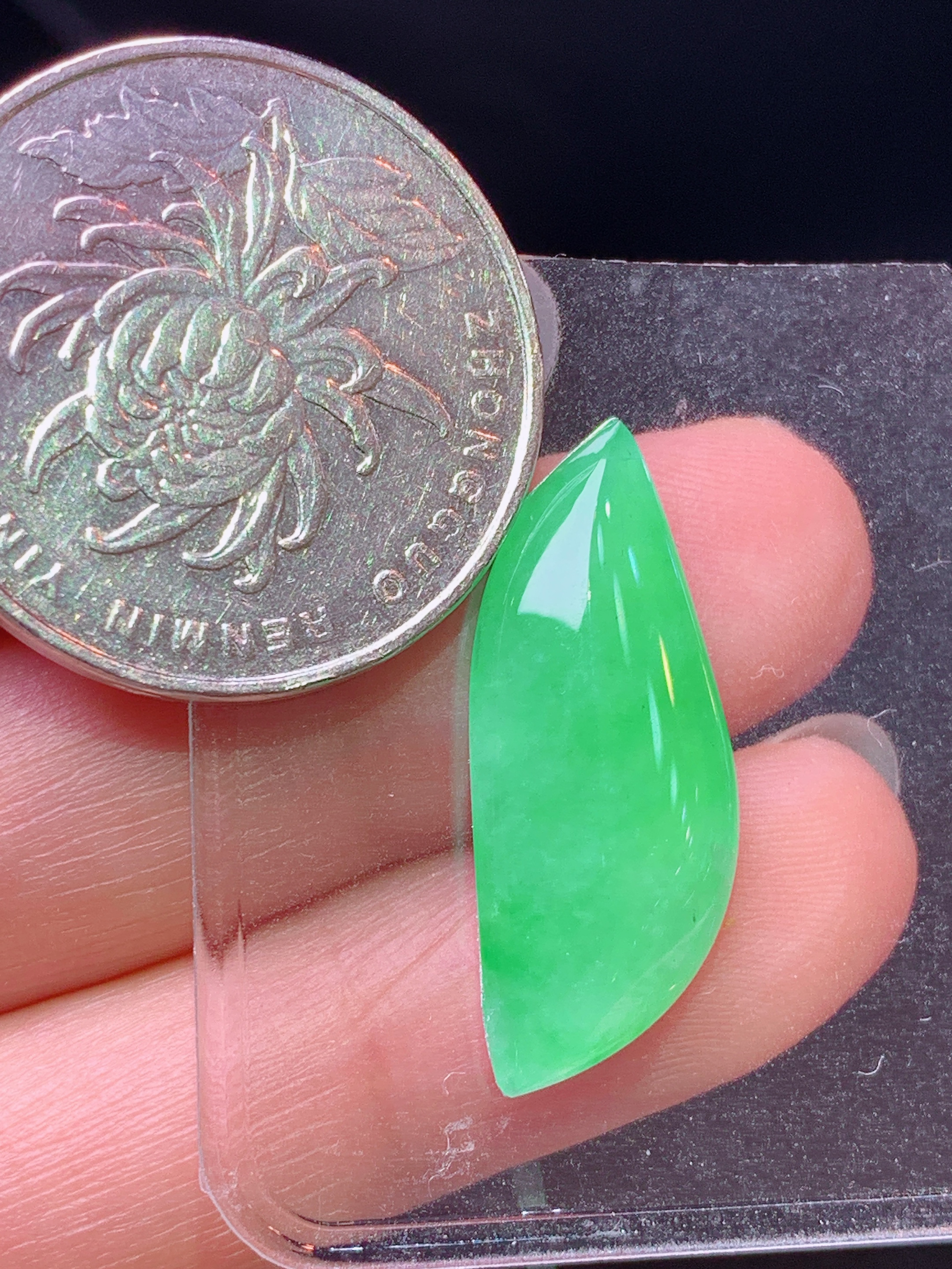 镶嵌款 冰阳绿随形吊坠 玉质细腻 色泽艳丽清新 水润亮眼 整体尺寸26*10.5*5L2