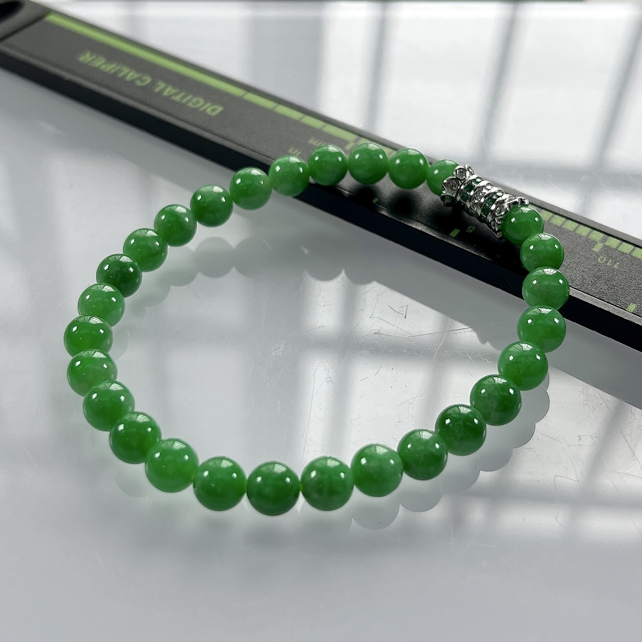 缅甸天然翡翠A货，卡6冰润满绿阳绿圆珠手串手链，尺寸：6mm/28颗，长度170mm，重量：11.14g