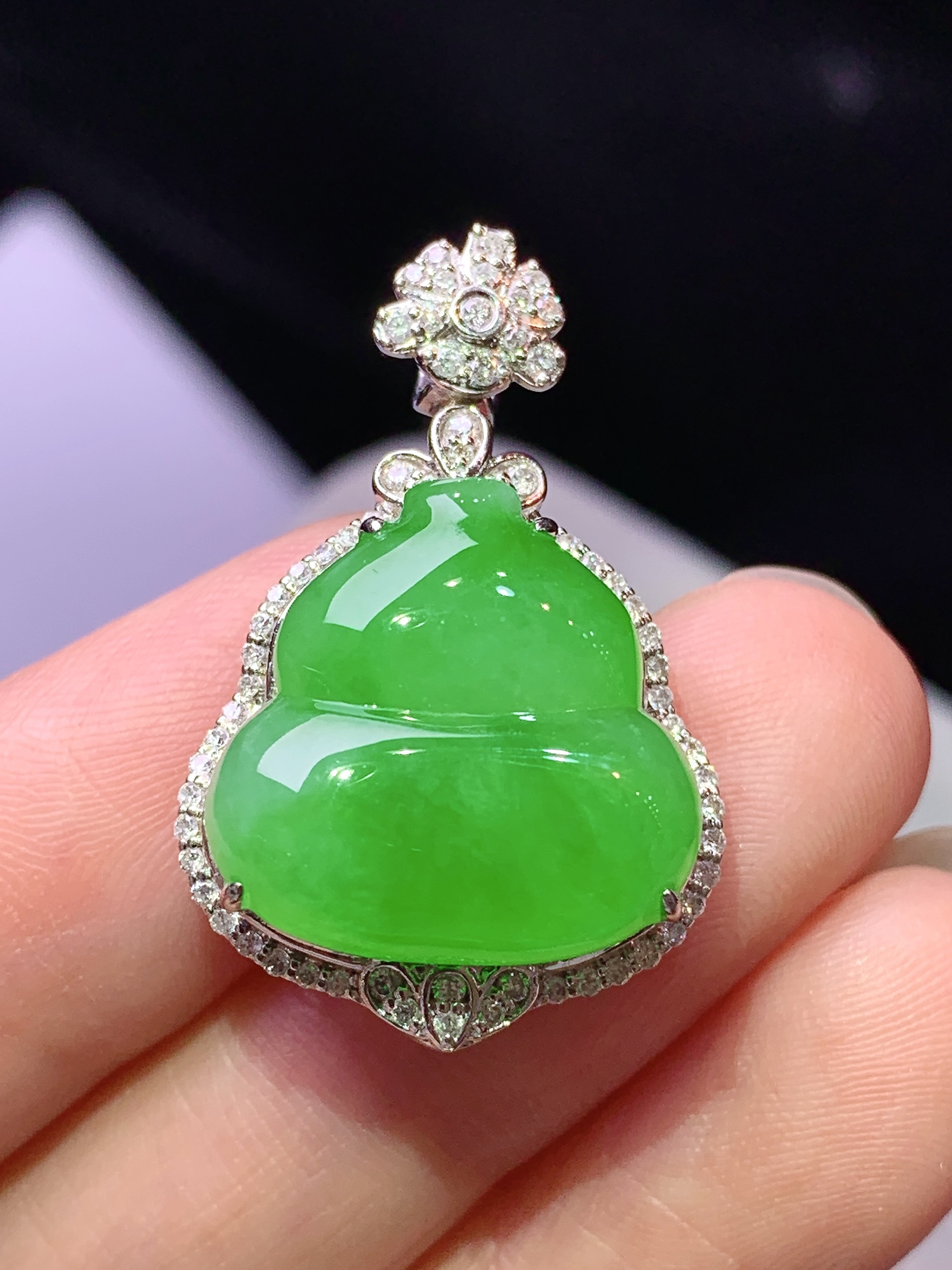 18k金钻镶嵌阳绿葫芦吊坠 玉质细腻 色泽艳丽清新 水润亮眼 整体尺寸29.5*19*9.3f1