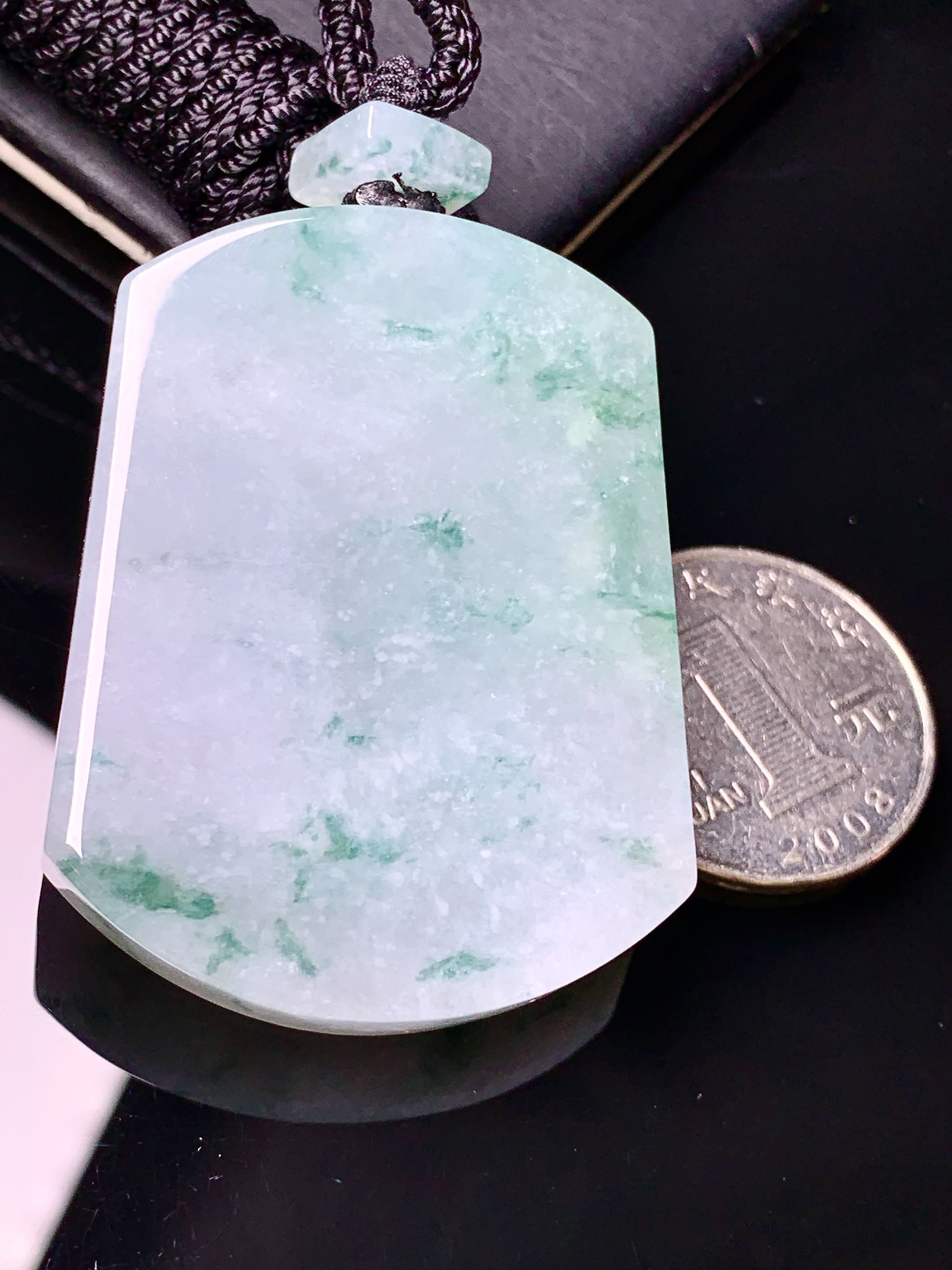 冰飘花无事牌吊坠 玉质细腻 色泽艳丽清新 水润亮眼 整体尺寸48.7*37*9.5L1