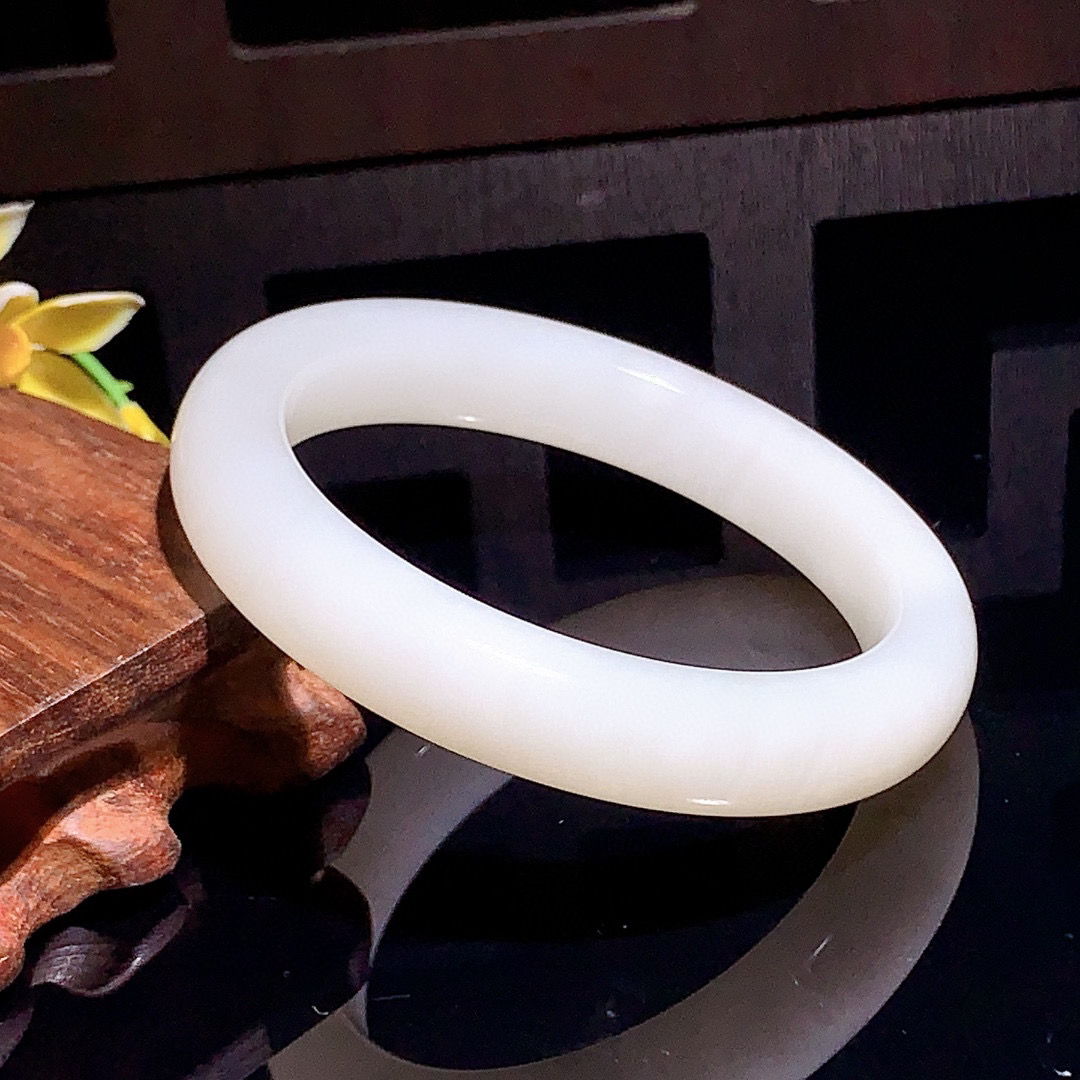 和田玉56圈口羊脂白手镯！枣红皮手镯，玉质细腻油润 底色纯净 无裂无杂 脂粉好，品质高。