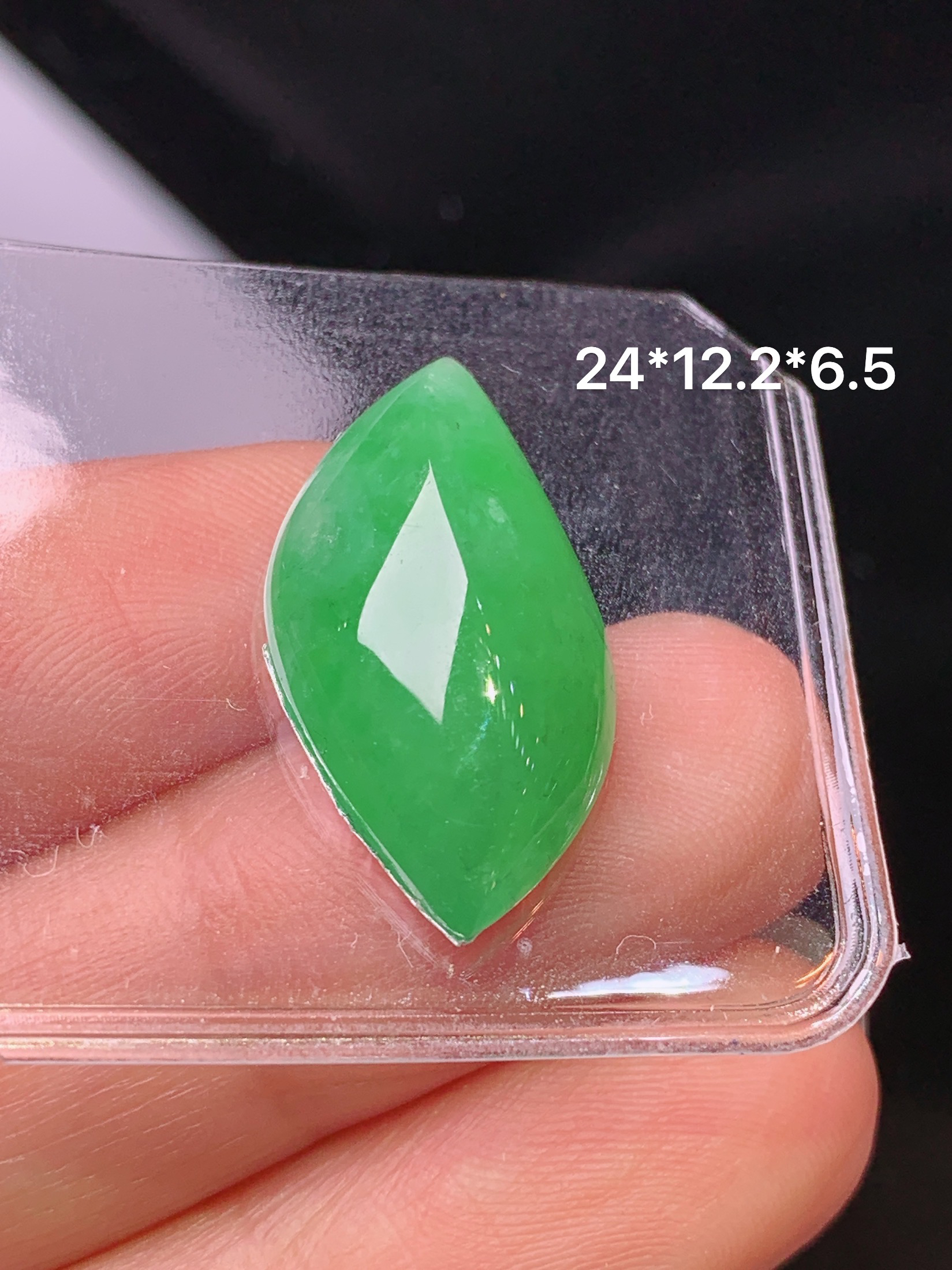 镶嵌款 满绿随形吊坠 玉质细腻 色泽艳丽清新 水润亮眼 整体尺寸24*12.2*6.5L2
