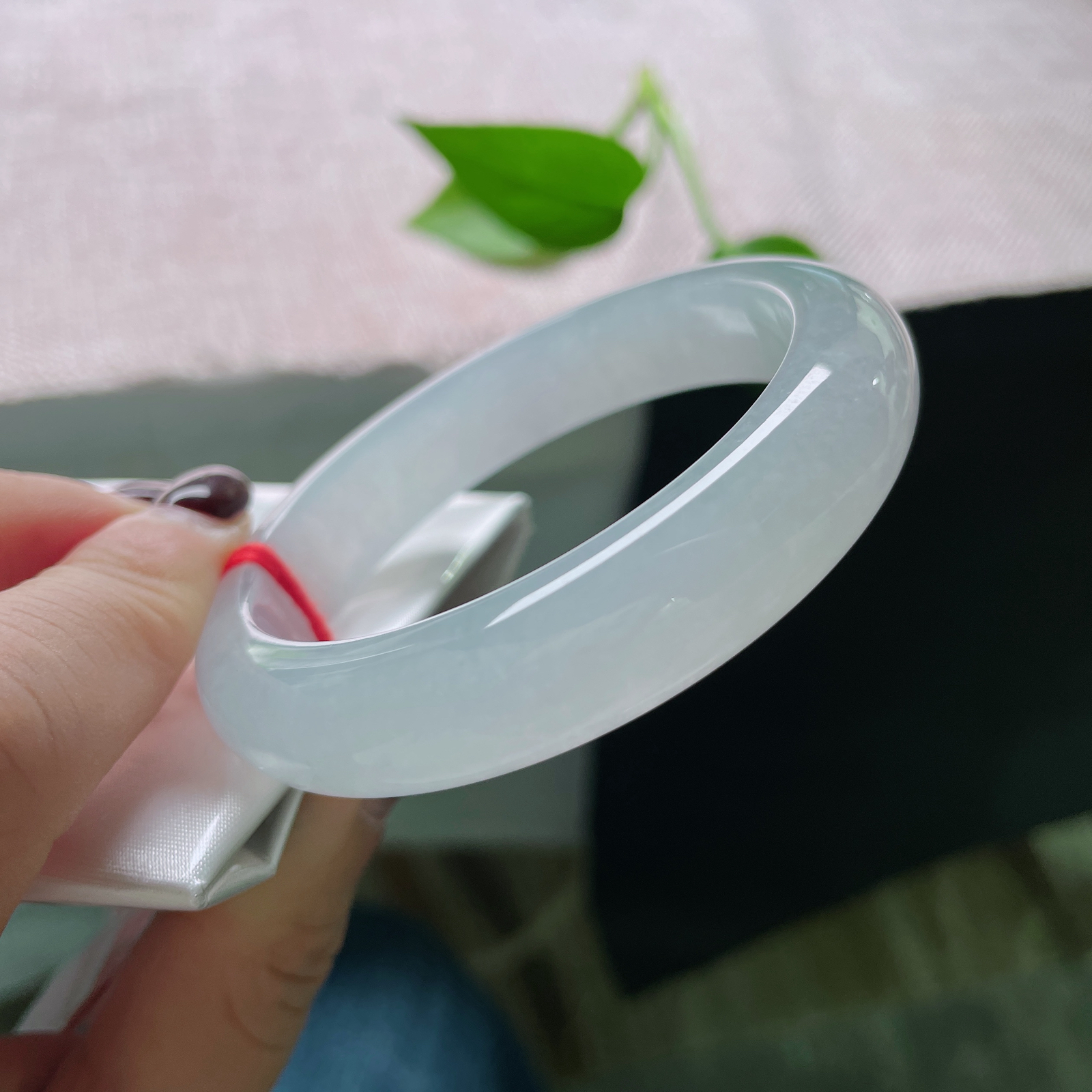 53.8/12.5/8.6，白月光正圈，冰为骨，晴为魂。 一眼望去，是能涤荡心尘的透彻与安宁。ss51747a..