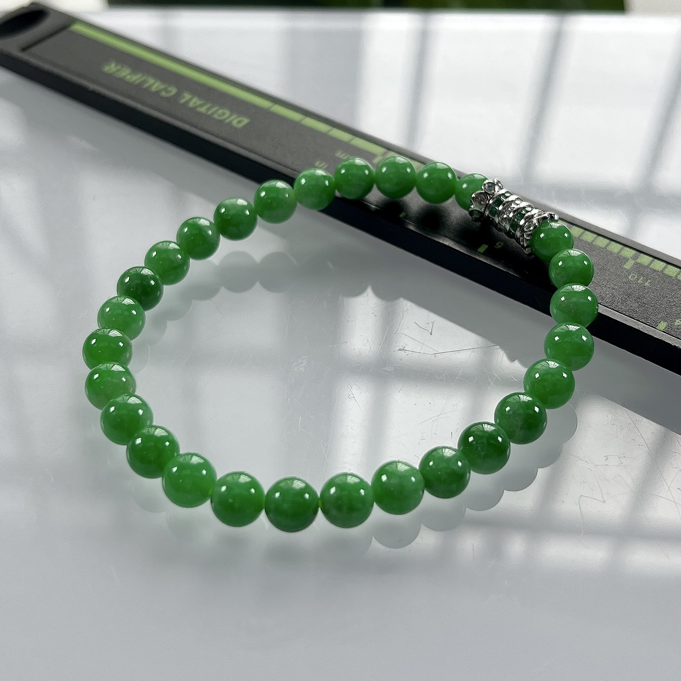 缅甸天然翡翠A货，卡6冰润满绿阳绿圆珠手串手链，尺寸：6mm/28颗，长度170mm，重量：11.14g