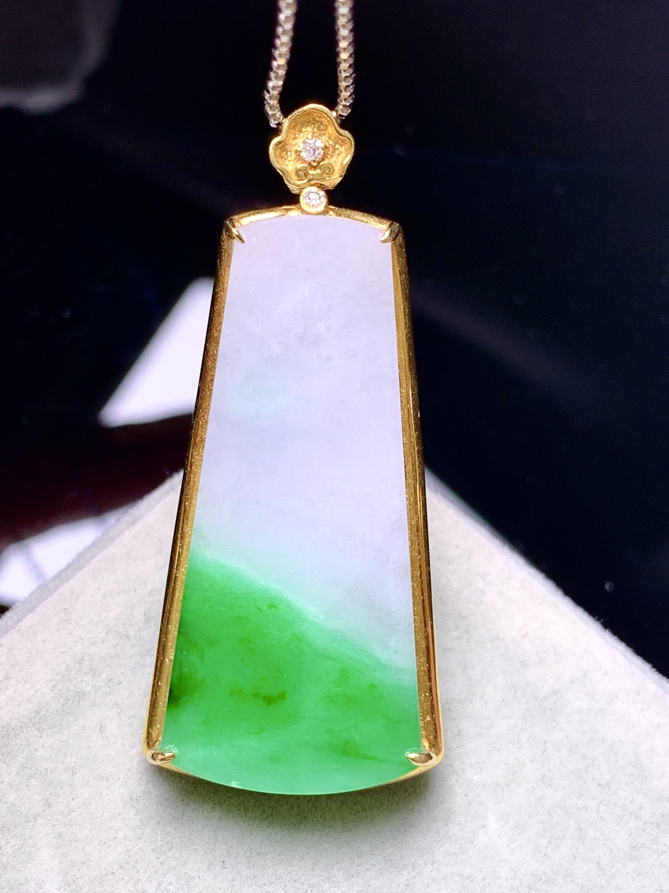 18k金钻镶嵌飘阳绿无事牌吊坠 玉质细腻 色泽艳丽清新 水润亮眼 整体尺寸41*18*6.5L4