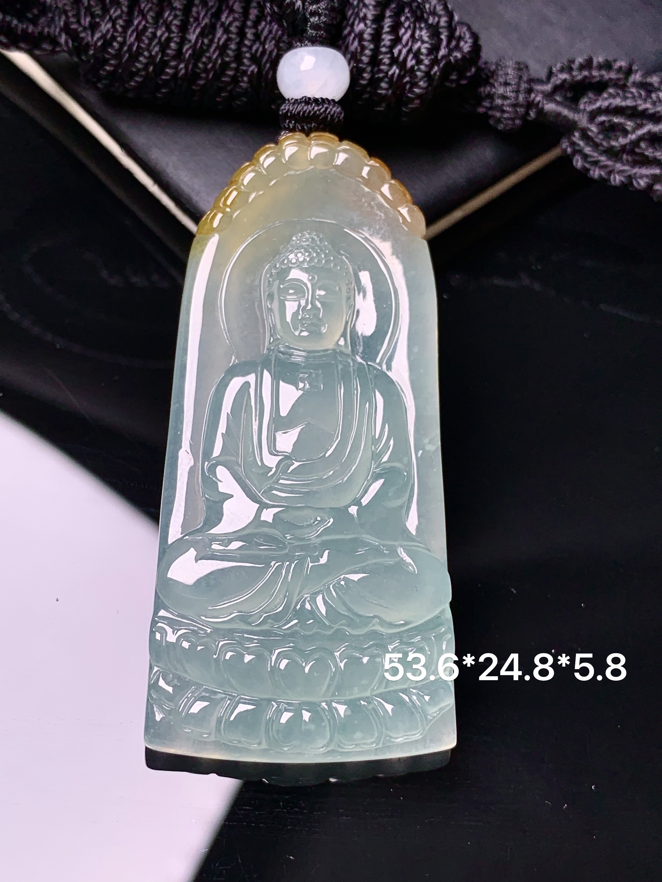 飘黄翡大日如来佛祖吊坠 玉质细腻 色泽艳丽清新 水润亮眼 整体尺寸63.6*24.8*5.8L1