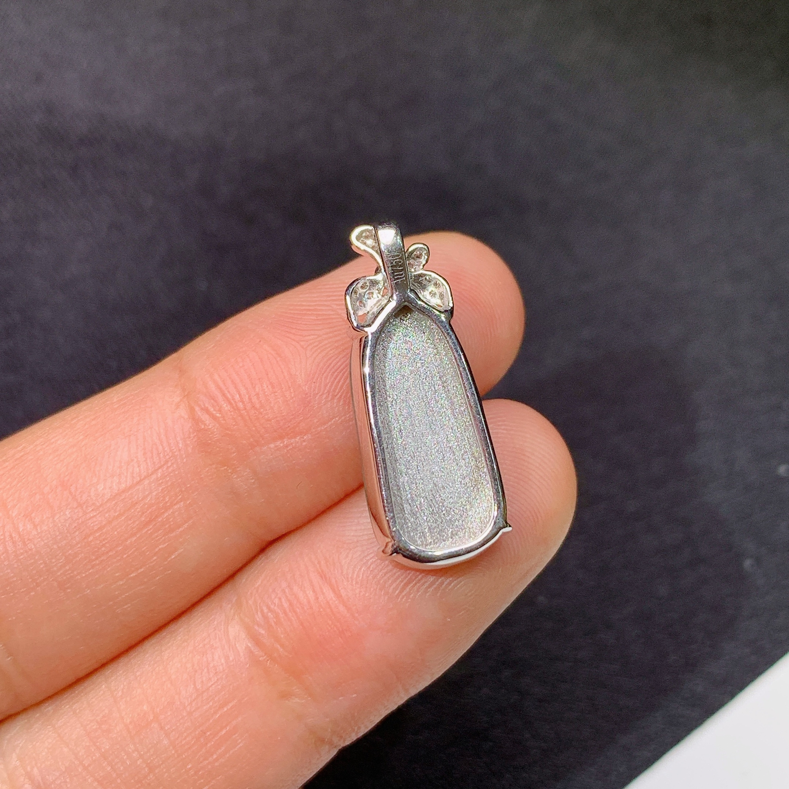 冰飘绿福瓜吊坠，18k金镶嵌，冰润色阳，玉质细腻，种水足，Zha 尺寸21.9*8.6*5