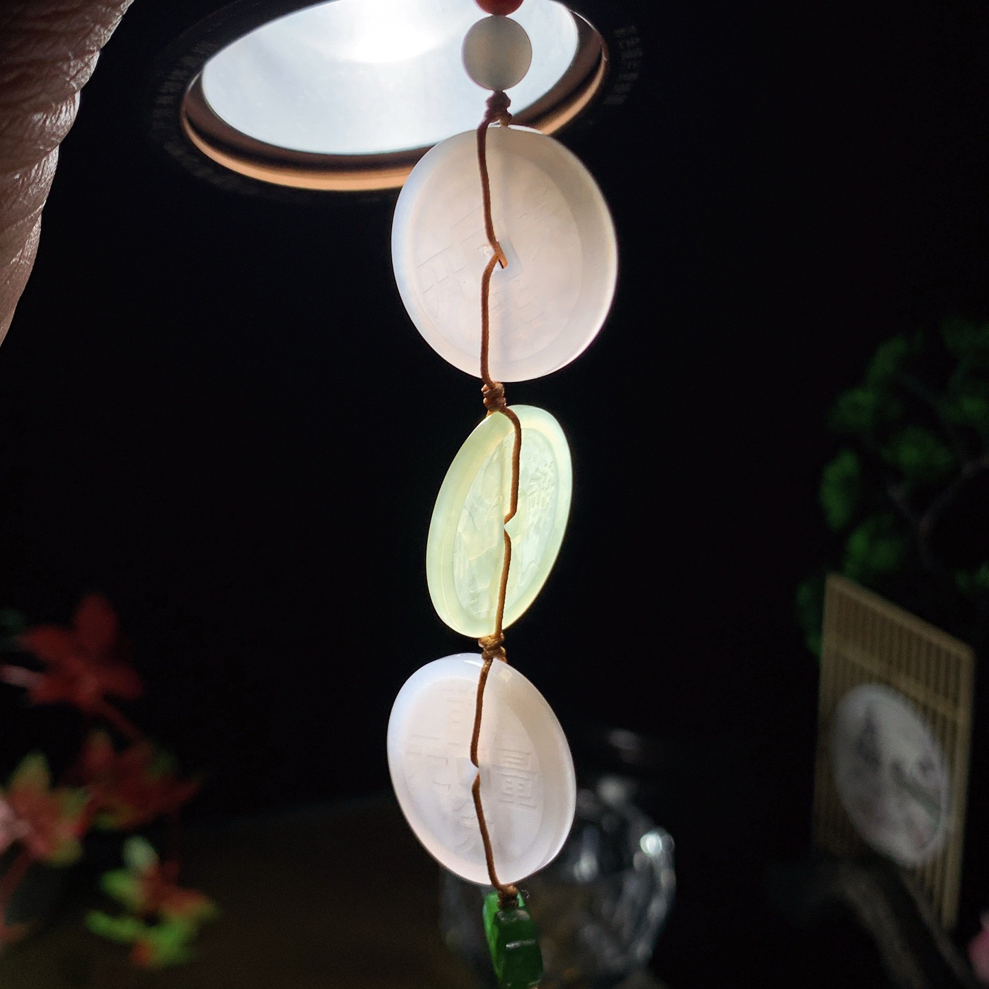 新疆和田玉多宝五帝钱车挂 尺寸22/3重10.5克。玉质细腻油润。手推出油。品相大气 lt260422