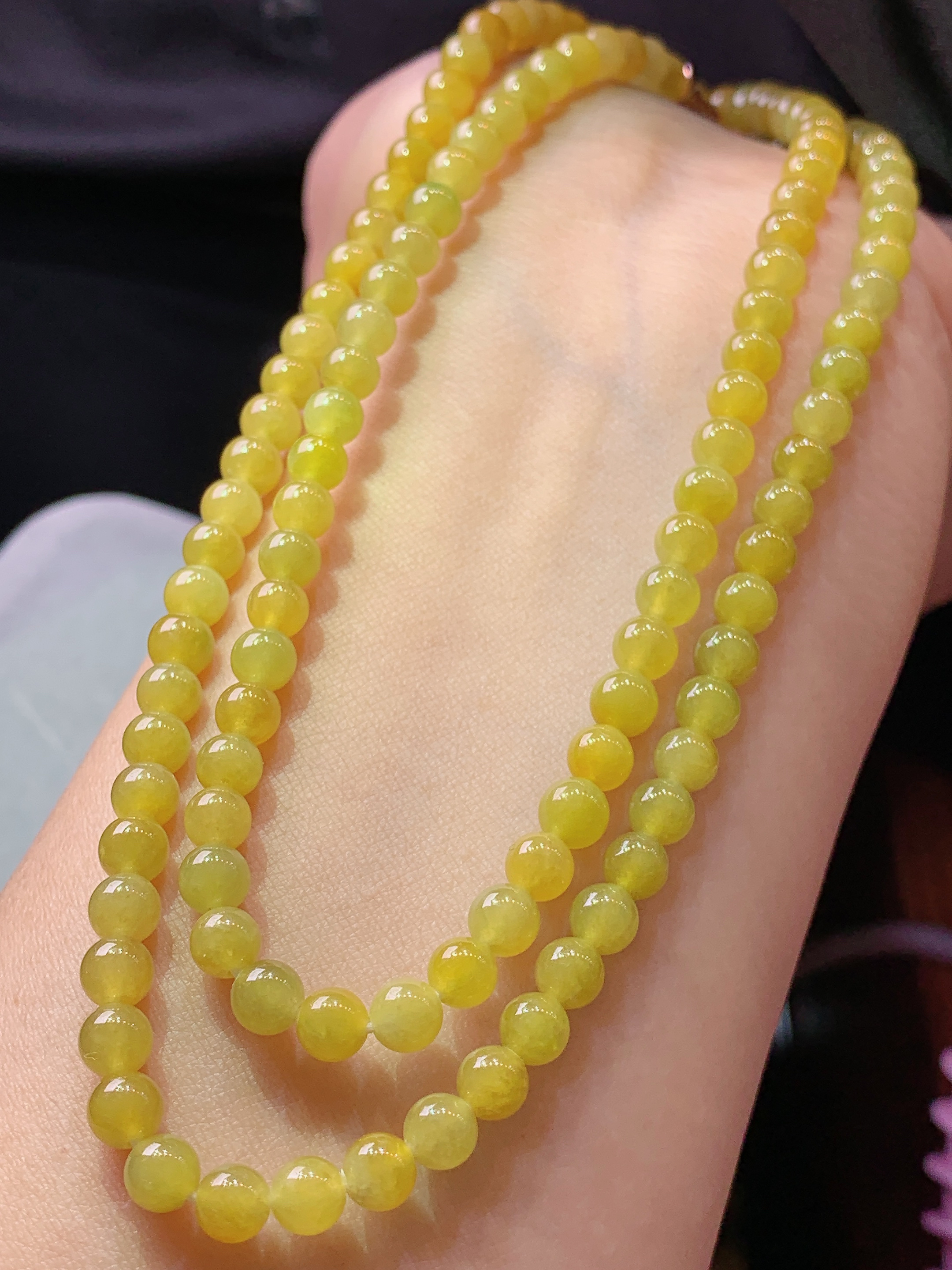 冰黄翡圆珠项链 玉质细腻 色泽艳丽清新 水润亮眼 整体尺寸4.8h3